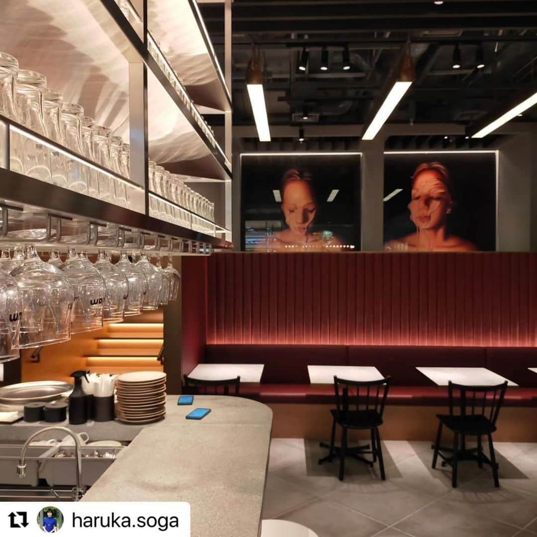 片山正通さんのインスタグラム写真 - (片山正通Instagram)「#Repost @haruka.soga with @use.repost ・・・ 3A lovers, you have to come over to the dam brewery newly opened at the Toranomon Station Tower! Dam Brewery is damb good!!  Interior designed by Wonderwall, art piece by Kotao Tomozawa, and the excellent beer!! Their beer was sooooo good!! Saison type “Daily Paper” had the best balance for the first sip, and the brown ale “ Dawn Brew” change it’s impression as temperature gradually elevates up. The words of the staff saying “To keep everything clean will brew the best beer” tickled my heart. How sincere!  Next time, I have to taste their food as well! Cheers at the good architecture🍻  Site: Dam Brewery and Restaurant Design by: Wondermall, Masamichi Katayama Completed : 2023 Closest Station: Toranomon Hills, Tokyo  3Aラヴァーのみなさーん！ 絶対、虎ノ門ヒルズステーションタワーにオープンしたダム・ブリュワリーさんへ行ってみてー！ ビール、めちゃくちゃ美味しかった！！ 「全てを清潔に掃除を行き届かせることが美味しいビールに欠かせない」というスタッフさんの言葉にやられた。なんて真摯！  セゾンタイプの「デイリー・ペーパー（日々の新聞）」は最初の一杯に完璧なバランス。 ブラウンエールの「ドーン・ブリュー（夜明けの醸造）」は、温度がゆっくり上昇するにつれ印象が変わる魔法のような味わい。 いや、最高でした。  次はお食事も楽しまなきゃ！ 名建築で乾杯を🍻 （付き合ってくれる人募集中！）  ちなみに店名のdamは、江戸時代、この辺りに溜池があったから。そんな由来もぐっと来るし、breweryと合わせてdamb（まじか、やばい、くっそー、とか、そういうスラング。damb goodだとやばいかっこいい、みたいな）と掛けてくるのがまたニクい！  建築: ダム・ブリュワリー&レストラン 設計: ワンダーウォール、片山正通さん 竣工: 2023年 最寄り駅: 虎ノ門ヒルズ（東京都）  #DamBreweryandRestaurant #ダムブリュワリーアンドレストラン #Tokyo #東京 #ToranomonHills #虎ノ門ヒルズ #Wonderwall #ワンダーウォール #MasamichiKatayama #片山正通 #architecture #TokyoArchitecture #architecturephotography #architecturetour #archilovers #architecture_hunter #behindthescenery #tourguide #tokyoguide #japanguide #visittokyo #tokyotour #japanarchitecture #東京建築 #建築ツアーガイド #2020年代建築 #2020sarchitecture #東京女子部」11月19日 20時39分 - masamichi_katayama