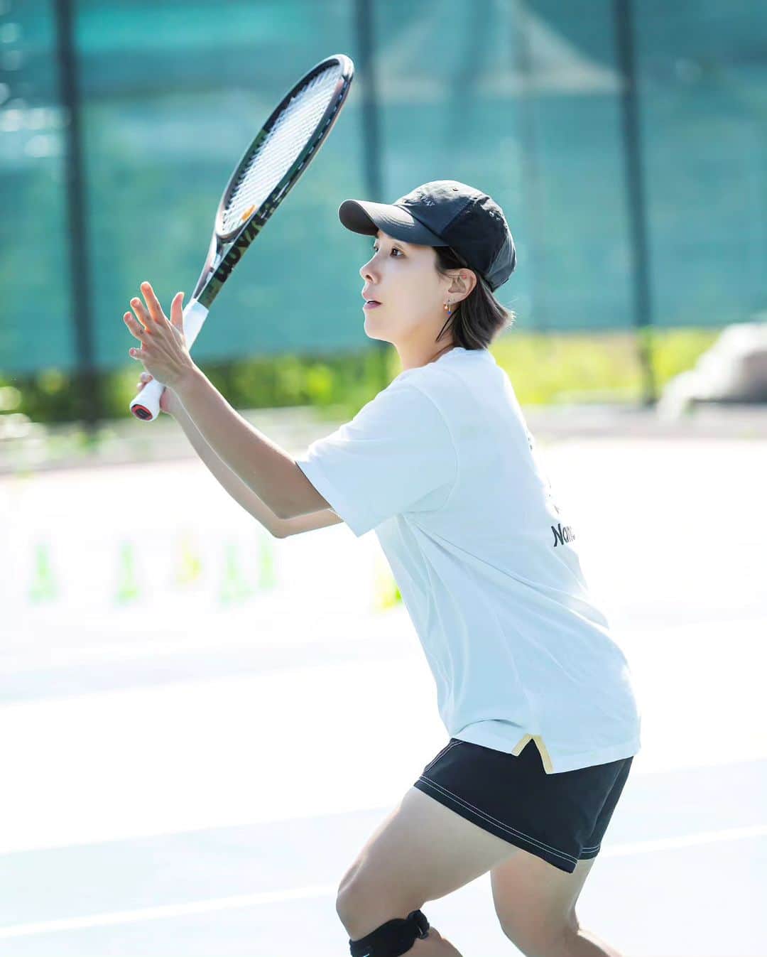 シン・ボンソンさんのインスタグラム写真 - (シン・ボンソンInstagram)「슬슬 치고 싶어진다🎾」11月19日 20時40分 - bbongsunny