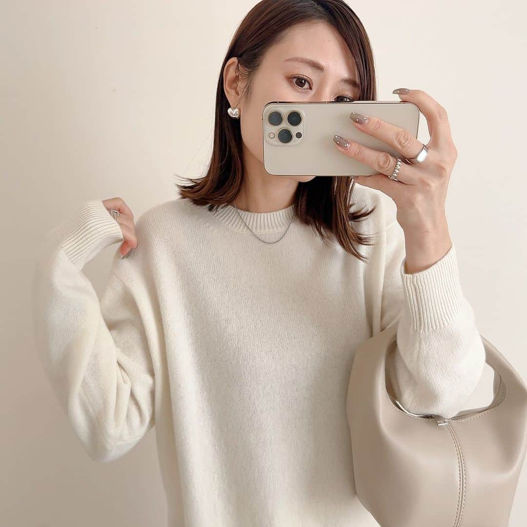 n.etsuuさんのインスタグラム写真 - (n.etsuuInstagram)「2023.11.19  @uniqlo  #プレミアムラムクルーネックセーター off-white / XL  毎年買い足したくなるセーター🧶  今年はオフホワイトにしてみました。 ゆったりめで着たくてXLサイズに♡  #UNIQLO#ユニクロ#ユニクロ購入品#アラフォーママ#ママコーデ#高身長コーデ#骨格ナチュラル」11月19日 20時40分 - n.etsuu