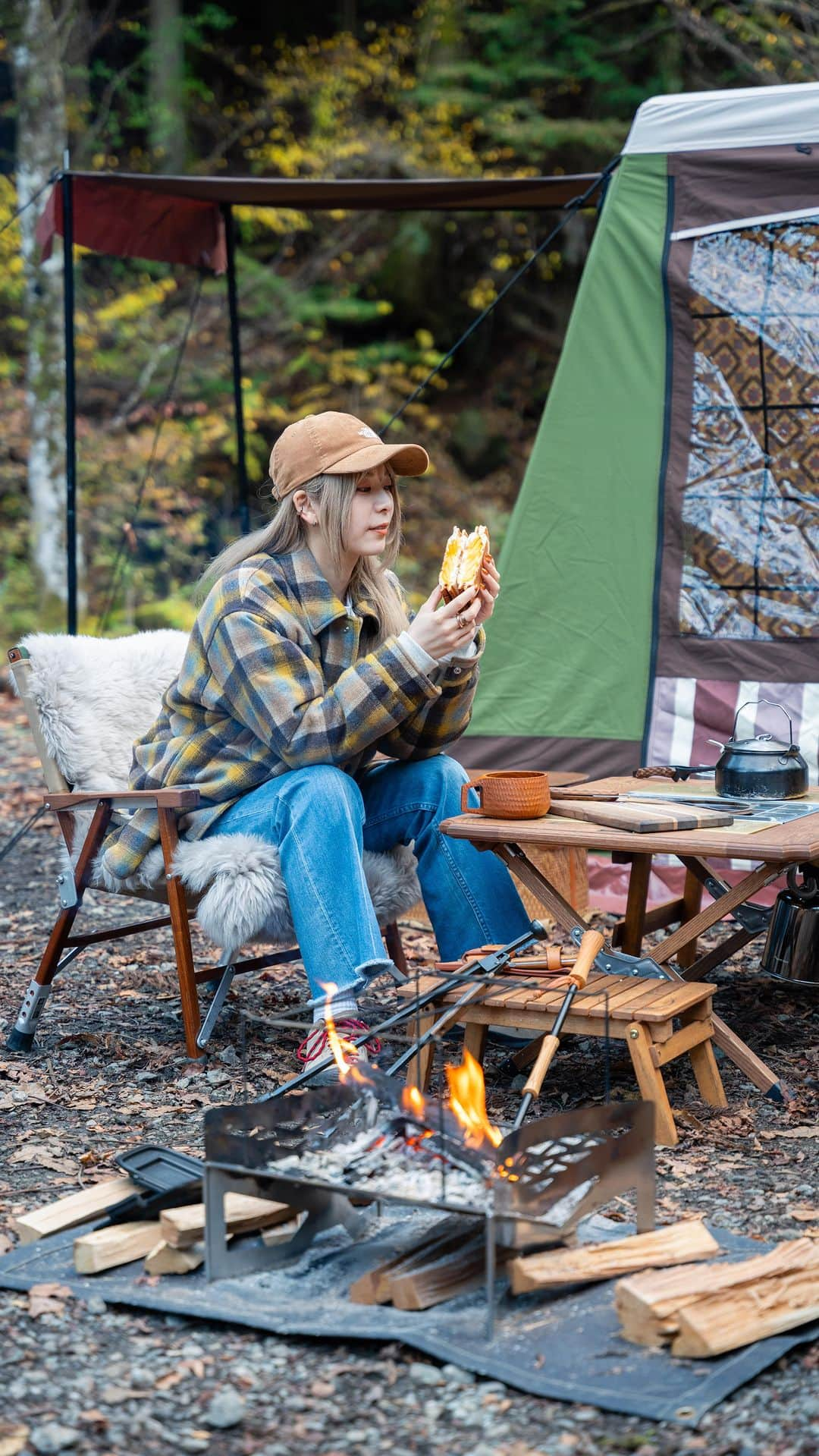 さーやんのインスタグラム：「柿とクリチーのホットサンド🍞🍁 　 柿の甘味がほんのりだったから はちみつ足しても良さそうでした🤔🍯 　 　 ▫️材料 ・柿　　　　　　　1/2個 ・食パン　　　　　2枚 ・クリームチーズ　お好み量 　 　 ▫️作り方 ①柿の皮を剥き、2〜3mm幅に切る。 ②食パンにクリームチーズを塗る。 ③柿をズラしながら重ねてのせる。 ④食パンで挟んで両面を 　ホットサンドメーカーで焼いたら完成✨ 　 秋の味覚は最高ですね🤤 　 　 ⏬その他レシピはこちらから @___saaayan___ 　 　 　 　 #キャンプ #キャンプ飯 #キャンプ女子 #キャンプ料理 #キャンプ飯レシピ #キャンプご飯 #ホットサンド #ホットサンドメーカー #レシピ #簡単レシピ #料理 #ホットサンドレシピ #アウトドア #アウトドア料理 #アウトドア女子 #camp #camping #camplife #outdoor #outdoorlife #露營 #露營生活 #캠프닉 #캠핑」