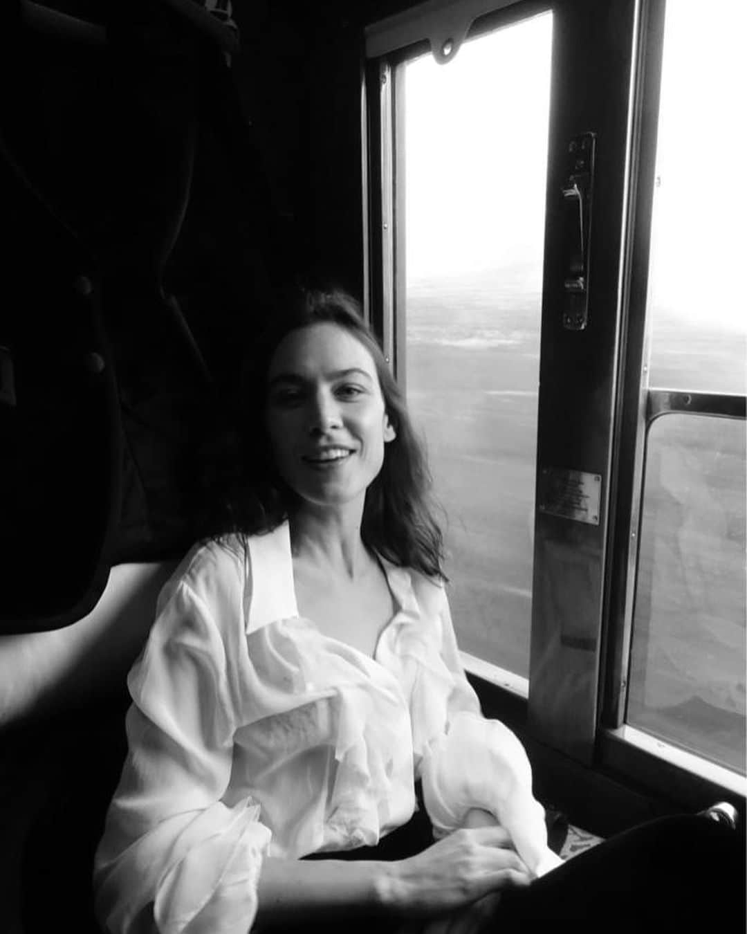 アレクサ・チャンのインスタグラム：「These past few days have been an absolute dream come true. Thank you @vsoetrain @belmond for the actual trip of a lifetime. Every single aspect of our Paris to Venice adventure was exquisite and I know I am the luckiest girl in the world. 🚂 🩵🤌」
