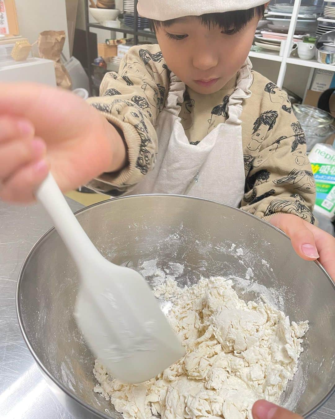 江口恵子（佐久間恵子）さんのインスタグラム写真 - (江口恵子（佐久間恵子）Instagram)「今月のキッズクラスは ビャンビャン麺  手打ち麺を 混ぜて、踏んで、伸ばして 切って、茹でて…  沢山のプロセスを積み上げて出来上がった手打ち麺は 格別の美味しさです😊  学校給食の話から 今月のメニューに至るまでのプロセスは、少人数制の うちのキッズクラスならではかも？  子供達の小さな疑問や 興味や好奇心を一緒に膨らませいけることが、キッズクラスの楽しさであり醍醐味です👍」11月19日 20時45分 - naturalfoodcooking
