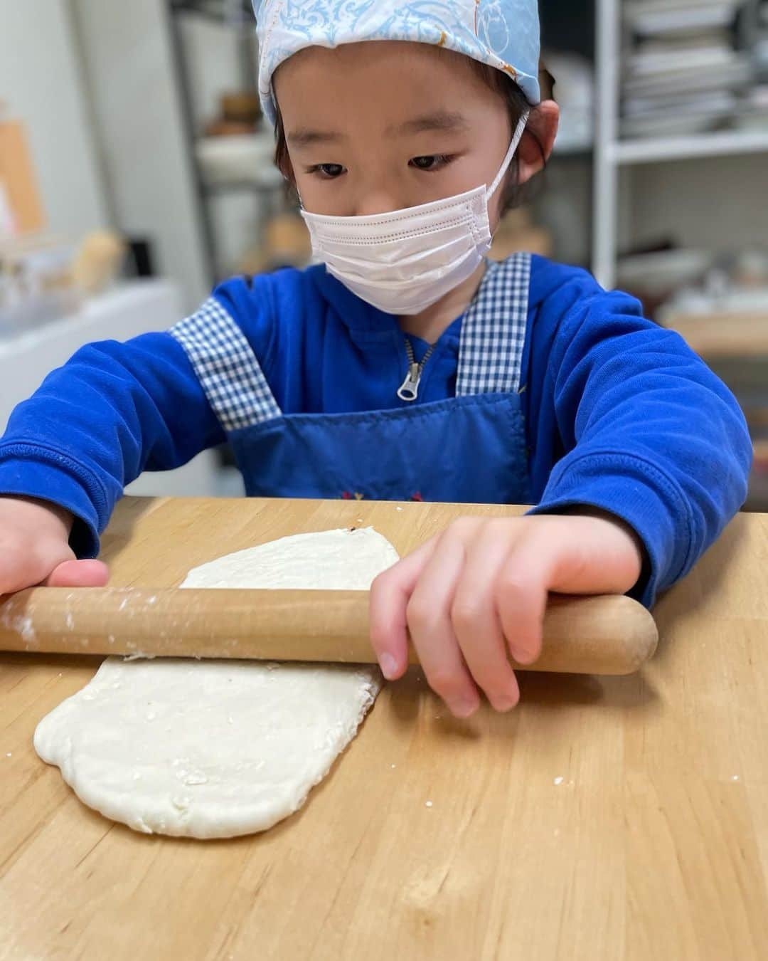 江口恵子（佐久間恵子）さんのインスタグラム写真 - (江口恵子（佐久間恵子）Instagram)「今月のキッズクラスは ビャンビャン麺  手打ち麺を 混ぜて、踏んで、伸ばして 切って、茹でて…  沢山のプロセスを積み上げて出来上がった手打ち麺は 格別の美味しさです😊  学校給食の話から 今月のメニューに至るまでのプロセスは、少人数制の うちのキッズクラスならではかも？  子供達の小さな疑問や 興味や好奇心を一緒に膨らませいけることが、キッズクラスの楽しさであり醍醐味です👍」11月19日 20時45分 - naturalfoodcooking