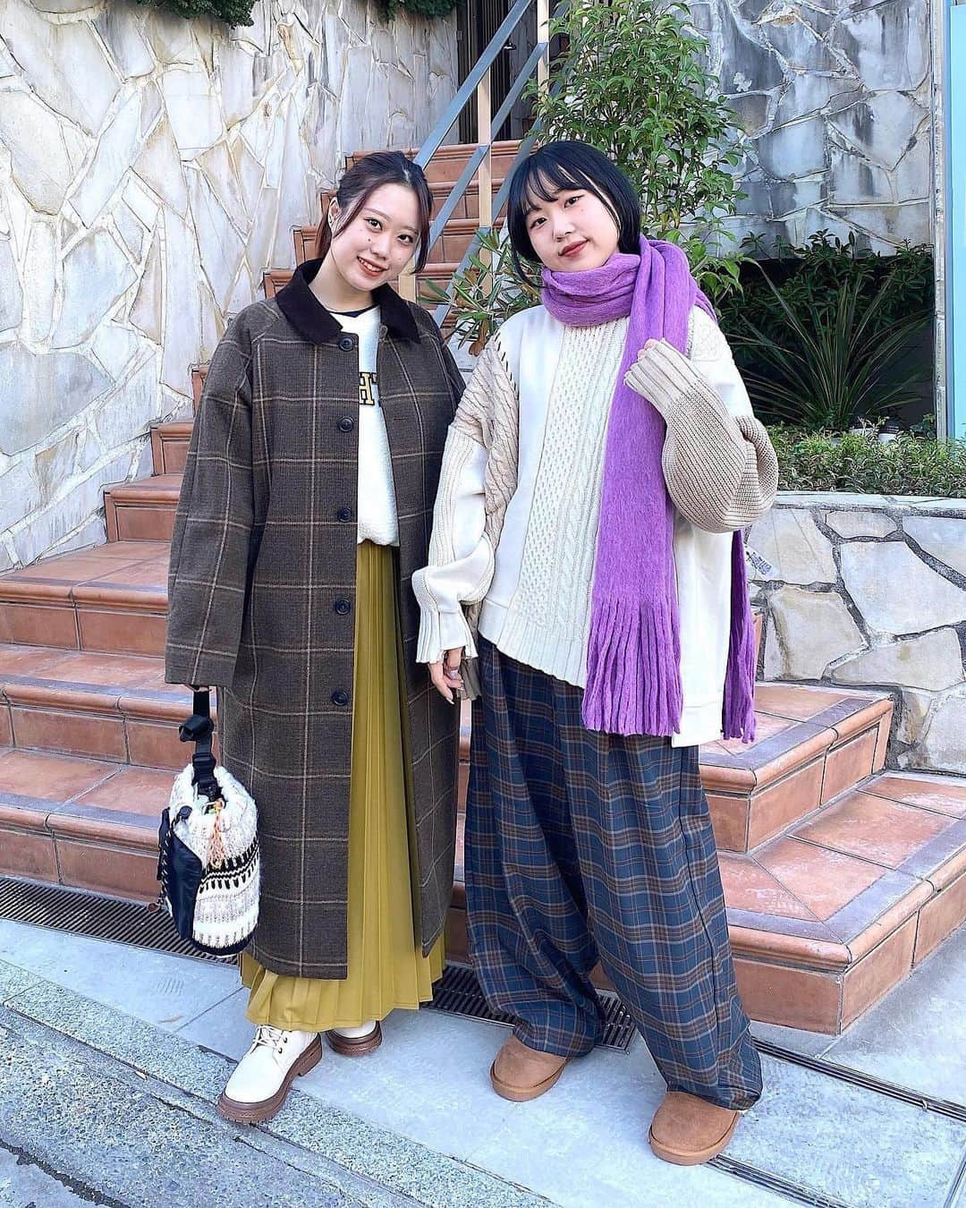 ニコアンドさんのインスタグラム写真 - (ニコアンドInstagram)「【Wmens new arrival⛄️💓】  niko and ... らしいゆるっとした 大人トラッドコーデのご紹介✨  着るだけでオシャレ見えする トップスやアウターを種類豊富にご用意しております🥰  着回し･お買い物の参考になさってください◎  右STAFF ◾︎ニットドッキング裏毛プルオーバー ¥6,600 TAXIN ◾︎ツイルチェックバルーンパンツ ¥5,940 TAXIN ◾︎オリジナルラッセルストール ¥3,960 TAXIN ◾︎オリジナルフェイクムートンシューズ ¥4,950 TAXIN  左STAFF ◾︎ウーリーテックステンロングコート ¥13,200 TAXIN ◾︎ボアドロストロゴプルオーバー ¥5,940 TAXIN ◾︎レザーライクロングプリーツスカート ¥5,500 TAXIN ◾︎オリジナルレースアップブーツ ¥7,480 TAXIN  _____________________ 📍 @nikoandtokyo  OPEN 11:00 CLOSE 21:00 _____________________  #nikoand #ニコアンド #nikoandtokyo #ニコアンドトーキョー #渋谷 #かわいい  #tokyo #ootd #東京 #低身長コーデ #ニコアンドコーデ #ボアトップス #大人カジュアル #カジュアルコーデ #大人カジュアルコーデ #シンプルコーデ #ロングコートコーデ #ニットコーデ #ステンカラーコート #フライトジャケット #秋服コーデ #体型カバーコーデ  #着回しアイテム #着回しコーデ #着痩せコーデ #プリーツスカートコーデ #チェックパンツ  #レザースカート #きれいめカジュアルコーデ #レースアップブーツ」11月19日 20時46分 - nikoandtokyo