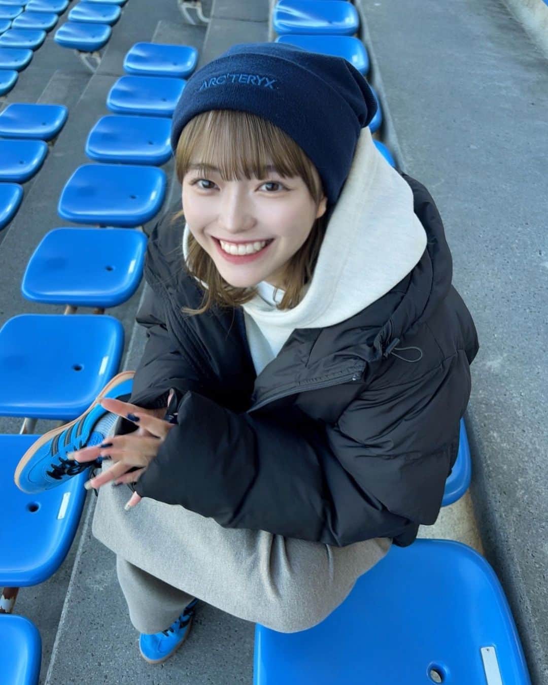 宮原響さんのインスタグラム写真 - (宮原響Instagram)「. 青がすき🧑🏻‍🎨 最近日に日に青のアイテムが増えてる。 みんな冬は何色のお洋服が増える？（どんな質問） . 最近おむかえした青のアイテムは このニットキャップと、スニーカーちゃんです、わい🆕 . #ブリーチカラー #ニット帽 #arcteryxjapan #adidasgazelle」11月19日 20時46分 - re_s08m