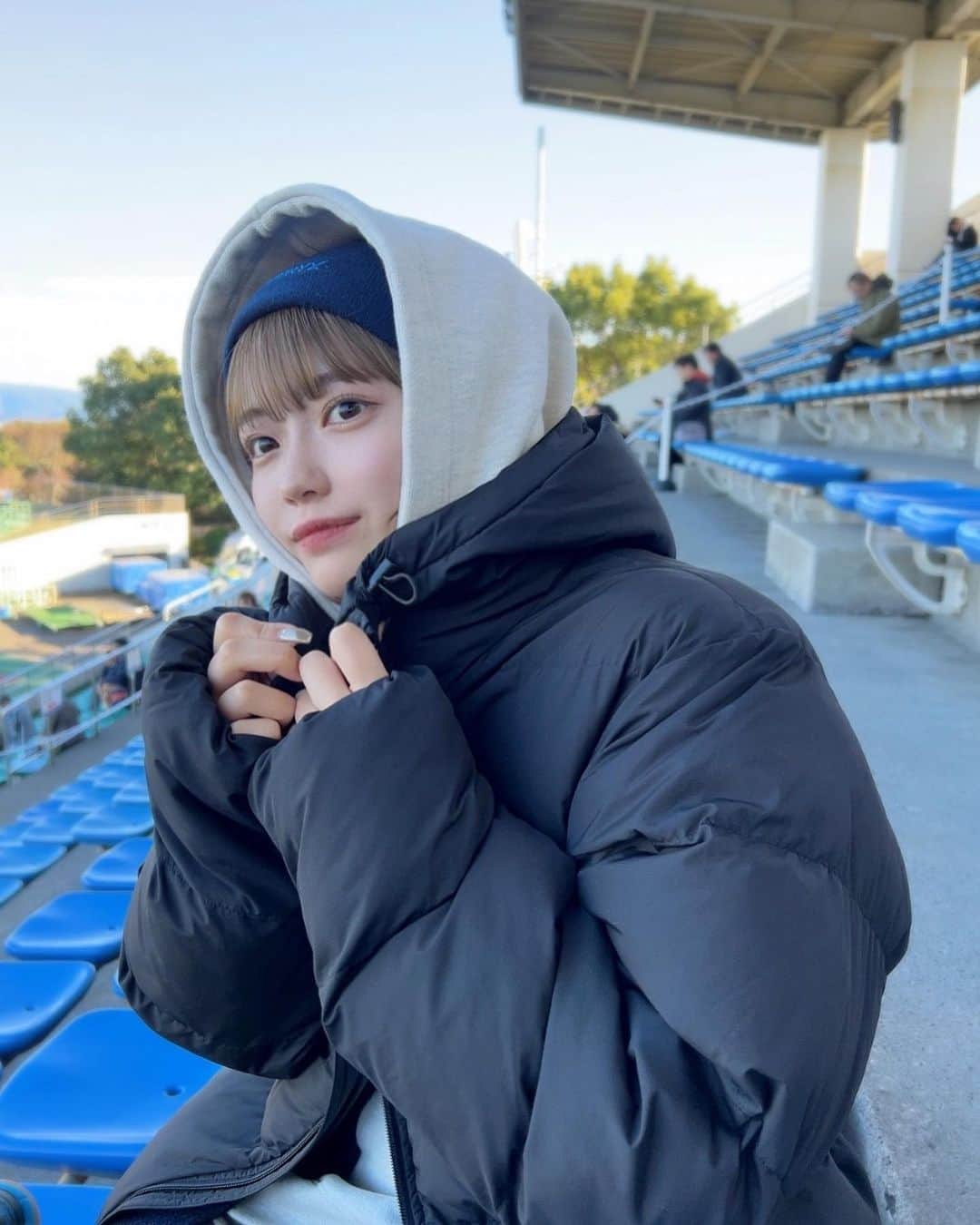 宮原響さんのインスタグラム写真 - (宮原響Instagram)「. 青がすき🧑🏻‍🎨 最近日に日に青のアイテムが増えてる。 みんな冬は何色のお洋服が増える？（どんな質問） . 最近おむかえした青のアイテムは このニットキャップと、スニーカーちゃんです、わい🆕 . #ブリーチカラー #ニット帽 #arcteryxjapan #adidasgazelle」11月19日 20時46分 - re_s08m