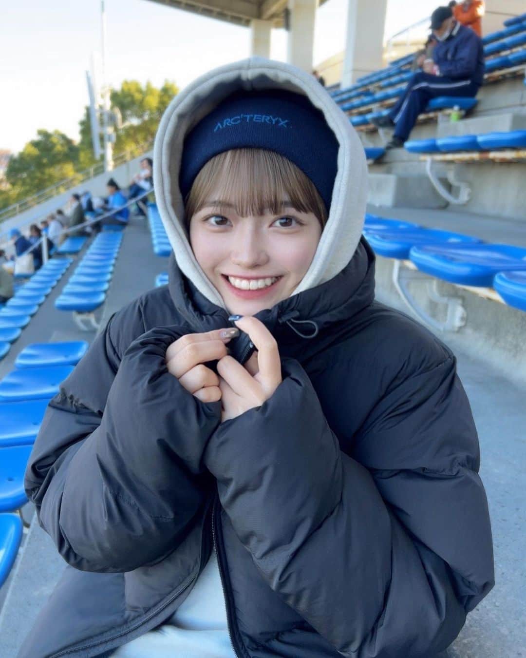 宮原響のインスタグラム：「. 青がすき🧑🏻‍🎨 最近日に日に青のアイテムが増えてる。 みんな冬は何色のお洋服が増える？（どんな質問） . 最近おむかえした青のアイテムは このニットキャップと、スニーカーちゃんです、わい🆕 . #ブリーチカラー #ニット帽 #arcteryxjapan #adidasgazelle」