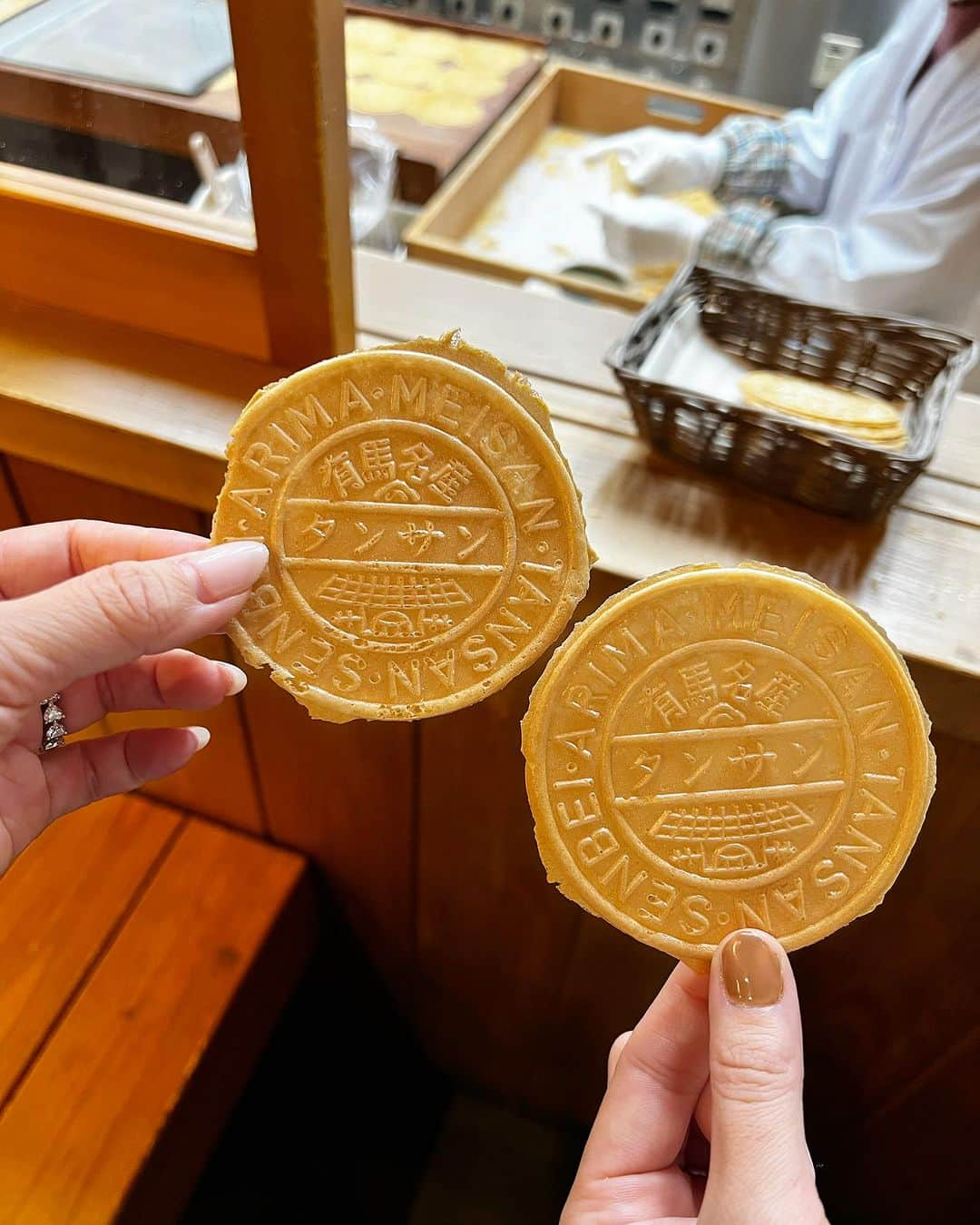 アレルギーナビゲーター 細川真奈 ❤のインスタグラム：「高校時代からの親友と2人旅してきました👭💕  食べ歩きして ゆったり温泉入って ブュッフェ食べて 深夜2時まで語り合って 美味しいお蕎麦食べて 美しいスイーツを食べて…  最高に癒された1泊2日。 友人にはもちろんのこと、 快く送り出してくれた主人&息子、 友人ご家族にも感謝🥹✨  明日からまた通常運転。 幸せ噛み締めながら頑張れそうです❣️  #有馬温泉旅行 「食べ歩き編」  【炭酸煎餅】 📍三ツ森 炭酸泉店 @mitsumori_tansan.arima  兵庫県神戸市北区有馬町335-2 →お土産屋さんメインで全てに原材料表示あり。  【ありまん（山椒イノシシ肉まん）】 📍有馬庵 @arimaaaaan  兵庫県神戸市北区有馬町832  →店頭でアレルギーの旨をお伝えしたら、レジ横に貼り付けてあった肉まんの原材料表示をその場で写メして見せてくださりました🥹  共に #卵乳不使用 #ナッツ不使用 です。  #有馬温泉街 #有馬温泉食べ歩き #有馬温泉女子旅 #ママ旅 #子なしママ会 #有馬温泉グルメ #有馬温泉 #卵アレルギー #乳アレルギー #山芋アレルギー #ナッツアレルギー #食物アレルギー #アレルギー #大人の食物アレルギー #アレルギーナビゲーター #食物アレルギー_温泉 #食物アレルギー_温泉旅行 #食物アレルギー_国内旅行 #アレコレグルメ神戸」