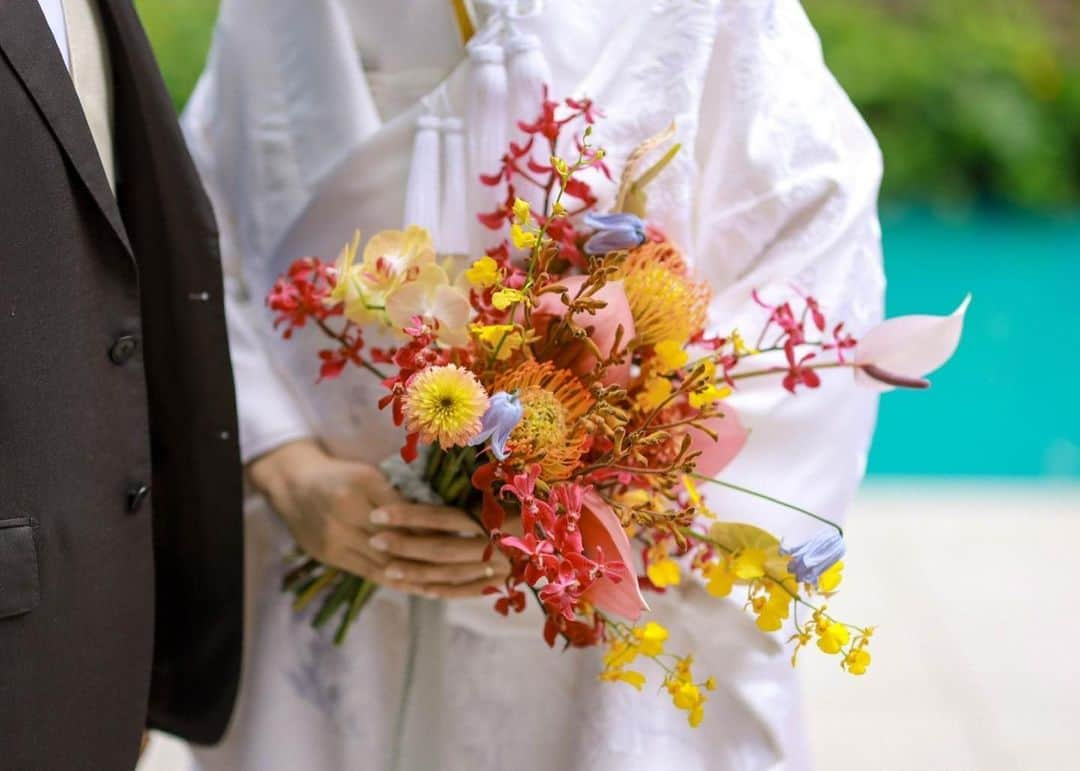 オリエンタルホテル ウェディングのインスタグラム：「.  Wedding Bouquet  洋装にも和装にも似合うウェディングブーケ  選んだお衣装に合わせて 専属のフローリストが世界で一つのブーケをおつくりします  結婚式でお持ちされるブーケは みなさまアフターブーケにして長く残される方も多いです  みなさまはどのようなブーケお持ちされたいですか  @oriental.hotel.kobe  @oriental.hotel.wedding  @thetreatdressing  @jieli.official  @riring_design  #ohk花嫁 #weddingbouquet #weddingdress #tuxedo #ウェディングドレス #タキシード #ウェディングブーケ #居留地 #thetreatdreesing #orientalhotel #orientalhotelwedding #オリエンタルホテル #オリエンタルホテル旧居留地」