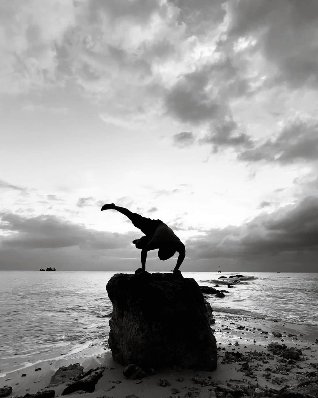 八代健さんのインスタグラム写真 - (八代健Instagram)「Currently I am in Koh Phangan and just completed 1st week of 200 hours Yoga Training Journey. 3 more weeks to go 🔥#yogilife #yoga #kohphangan」11月19日 20時47分 - kenyashiro
