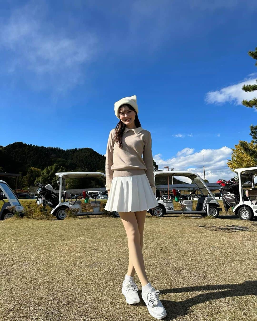 ほのかのインスタグラム：「. . 昨日コースデビューしました👶in群馬 . . 周りの人達のおかげで無事終了😂 有り難すぎるサポートとお天気も最高で めっちゃ楽しかった〜⛳️ . . . #ゴルフ #ゴルフウェア #ゴルフ女子 #ゴルフ場 #ゴルフ初心者 #ゴルフコーデ #ゴルフスイング動画 #ゴルフ女子コーデ #ゴルフ好き」