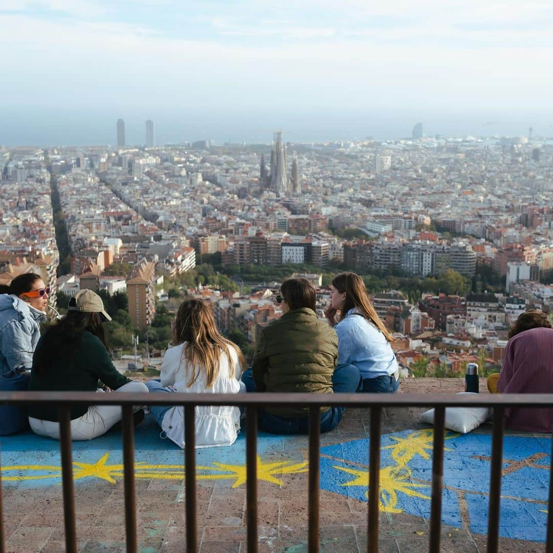 市川渚さんのインスタグラム写真 - (市川渚Instagram)「🇪🇸🇪🇸🇪🇸 . . Barcelona ▶︎ （Zaragoza ▶︎ Olite） ▶︎ San Sebastian ▶︎ Bilbao ▶︎ （Burgos） ▶︎ Madrid  今回の旅は都市間はレンタカー移動だったので、途中気になった場所に寄り道できるのがとても良かった。同じスペインといっても、それぞれ異なる歴史を刻んできた都市なので、これらを巡ることで都市の成り立ちや文化の違いを肌で感じることが出来て面白かった。帰ってから写真を見ながら、あれこれと後調べをするのも楽しい。今ならもっと世界史を楽しく勉強できた気がする。学生時代のお勉強なんてそんなもんだよね🥱  On this trip, since we were traveling between cities by rental car, being able to make detours to places that caught our interest along the way was great.   Each city in Spain has its unique history, so traveling through them lets us experience their different backgrounds and cultures. It's also fun to look back at the photos after returning home and learn more about the places we visited. It makes me think I would have enjoyed studying world history more now.」11月19日 20時50分 - nagiko