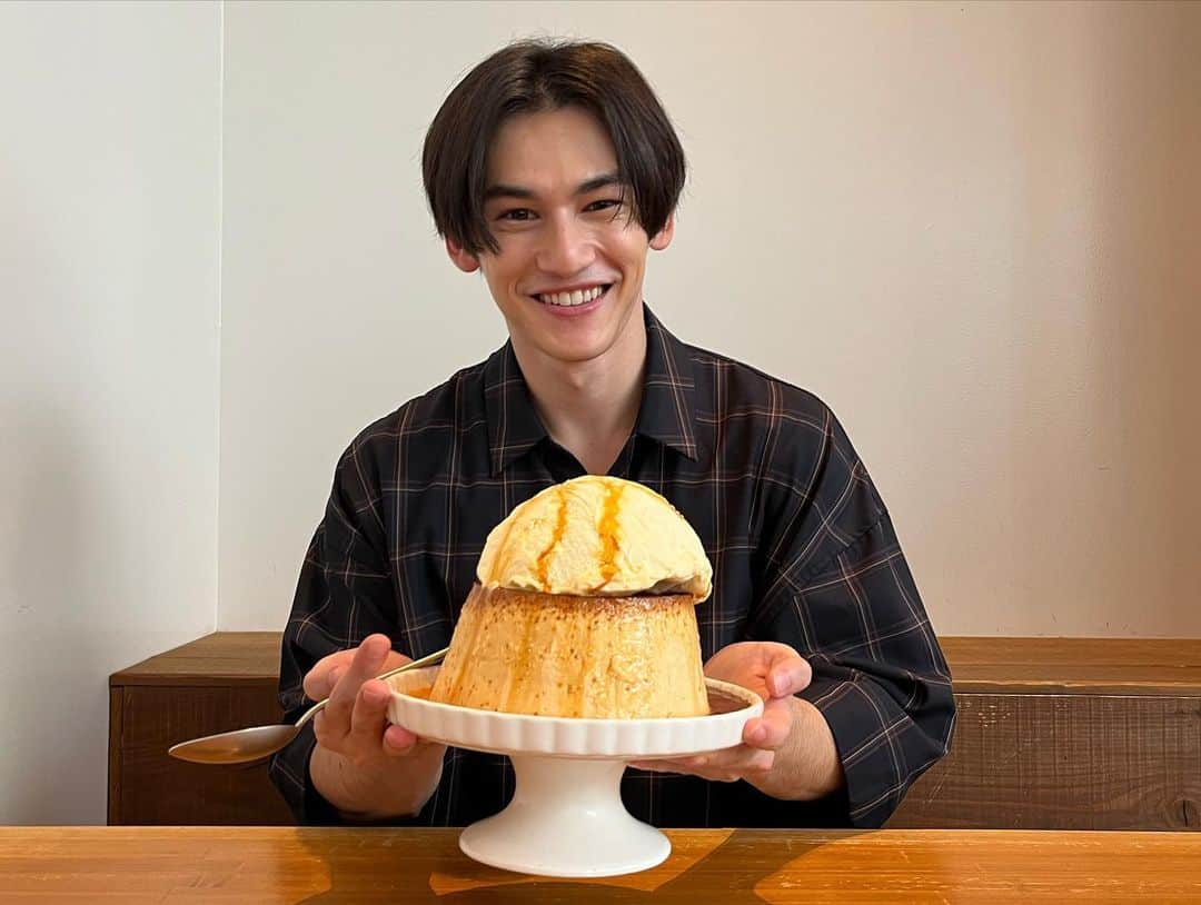 パース・ナクンさんのインスタグラム写真 - (パース・ナクンInstagram)「I tried to eat a giant pudding 🍮  I could not finish the giant pudding 😔」11月19日 20時51分 - perth_ss