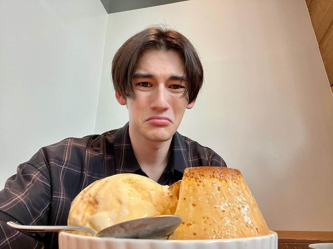 パース・ナクンさんのインスタグラム写真 - (パース・ナクンInstagram)「I tried to eat a giant pudding 🍮  I could not finish the giant pudding 😔」11月19日 20時51分 - perth_ss