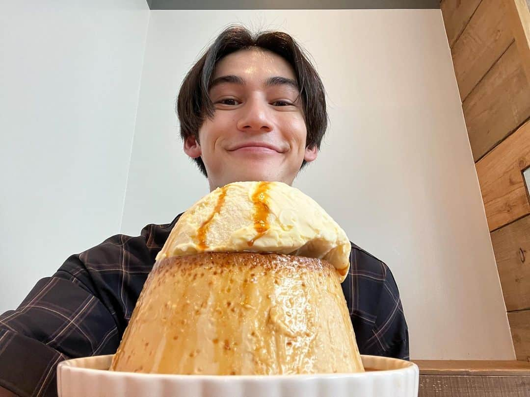 パース・ナクンのインスタグラム：「I tried to eat a giant pudding 🍮  I could not finish the giant pudding 😔」