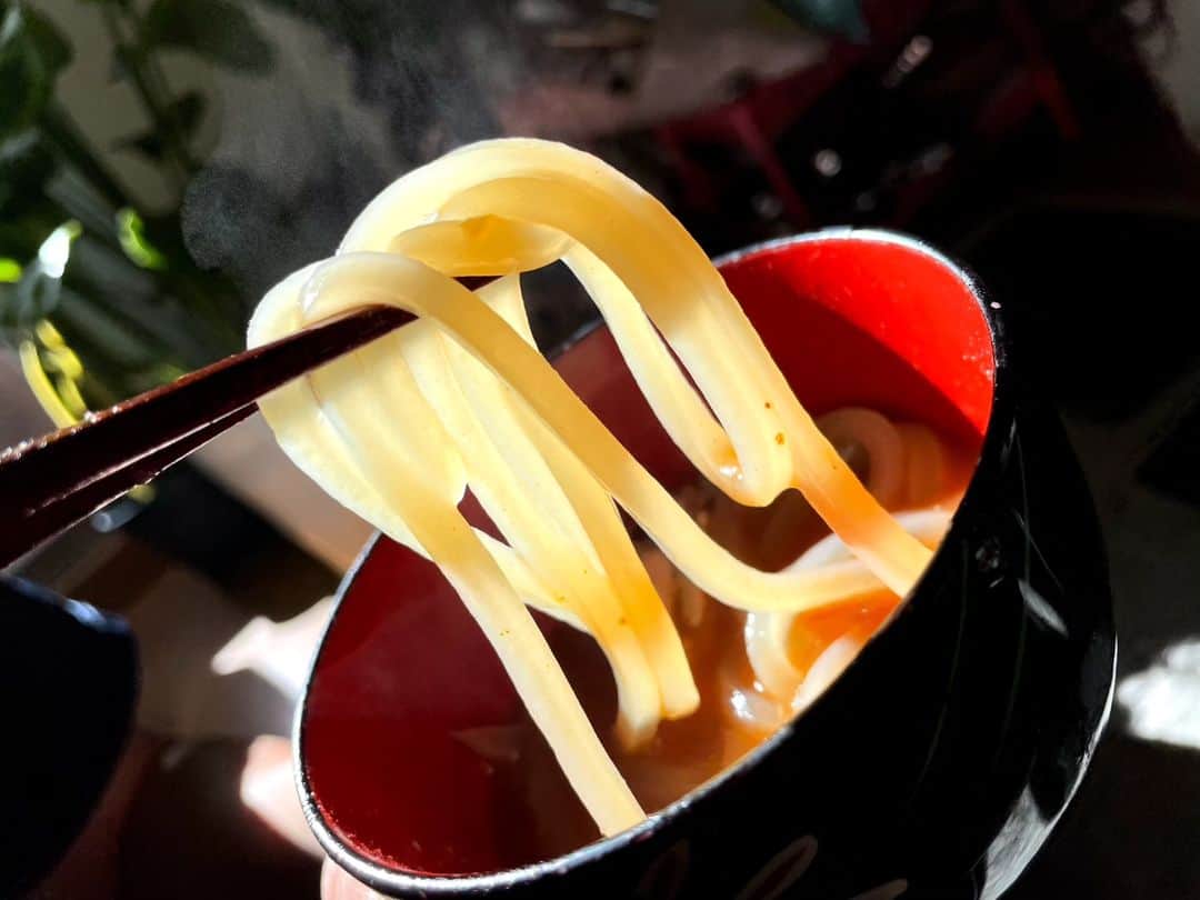 松浦麻里奈さんのインスタグラム写真 - (松浦麻里奈Instagram)「注文うけてから一つ一つ作ってる、名古屋タッカンマリ😏👍 お店の味をそのままお家でも！！袋から出して 火にかけるだけ火にかけるだけですぐ食べれるーっっ😏👍  【内容】 タッカンマリ（2人前） 葱 トッポギ 2種のタレ こだわりキムチ タテギ 〆の麺  2種のタレが、味わい深い！！ 野菜たっぷりすりつぶしてるみたいで、 甘辛さがベストマッチ！！  お腹いっぱいなった🙋  PR @nagoyadakhanmari #名古屋タッカンマリ #お取り寄せグルメ #ご褒美グルメ #名古屋市グルメ #名古屋お取り寄せ #お取り寄せ鍋 #鍋料理 #ザポットベリー」11月19日 20時51分 - ay114.831m
