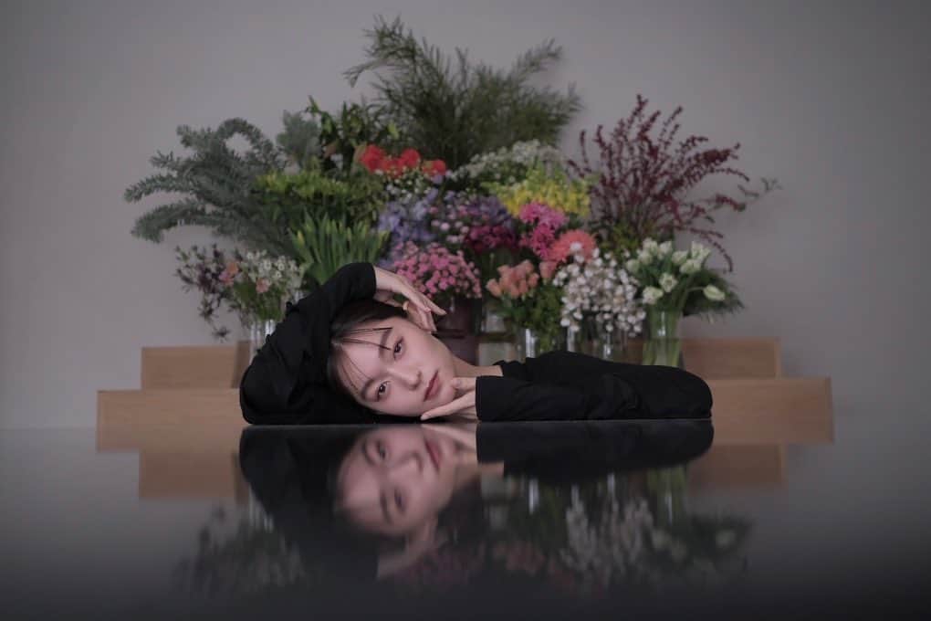 阿部朱梨のインスタグラム：「.  wish 01 ‘花に囲まれる’  #last20s  20代最後だからこそ 今のうちにやりたいこと叶えちゃお！な ゆるっとした企画💐笑  作品撮りしてくれる カメラマンさん ヘアメイクさん スタイリストさん まだまだ募集中です🖤 (DMください)  photo&make @akimotonatsuo  flower @uto_flower @kasumi.m116  assistant @maison_tsukune  thank you」