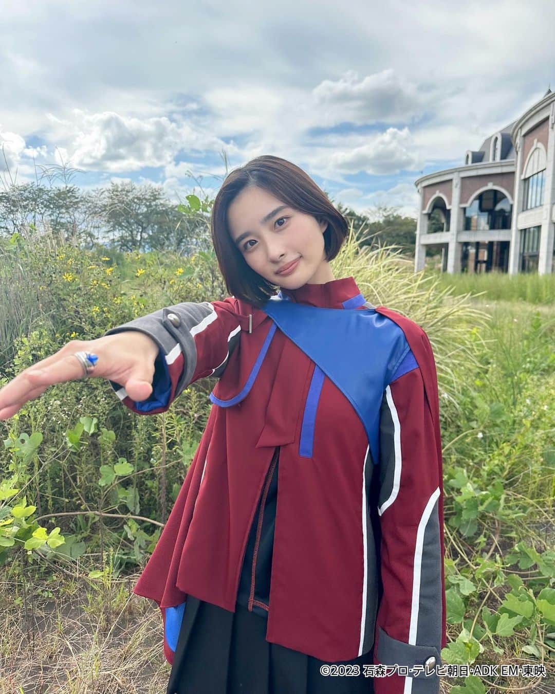 安部乙のインスタグラム：「11話ご覧になってくださいましたか？ 謎のポーズの写真笑 果たして予告で出てきた仮面ライダードレッドの正体とは…🫢  12話もお楽しみに〜🧤💕  そして、見逃し配信はTVer 東映公式ファンクラブTTFCでもご覧になれますので、是非チェックしてくださいね〜✨」