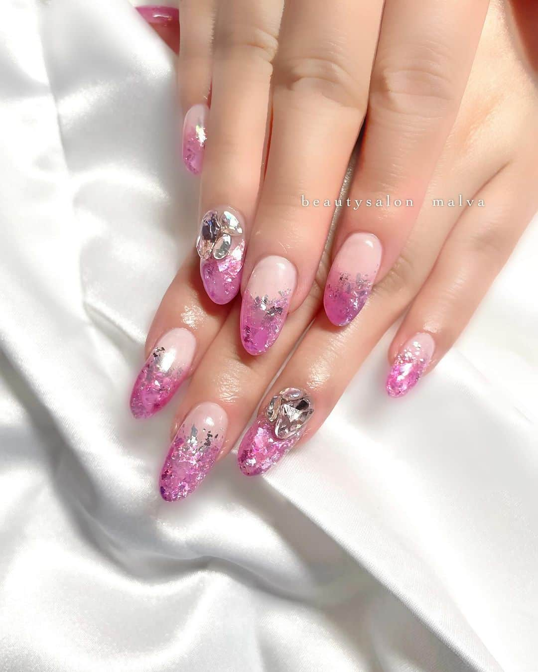 nailsalon malva（ネイルサロンマルヴァ）さんのインスタグラム写真 - (nailsalon malva（ネイルサロンマルヴァ）Instagram)「【選べる奥行きオーロラフレーク】でご予約可能✨ ⁡ カラーはピンクです🩷 フットネイルとお揃いでさらに可愛さUP⤴️ 冬でもフットも抜かりなく😉 ⁡ ↪︎ ネイルのケアと保証期間 ⁡ malvaのネイルはドライケア、カットスタイルも込みです。 保証期間は約4週間となります（※ご新規様は3週間となります）。 ⁡ ＿＿＿＿＿＿＿＿＿＿＿＿＿ ⁡ ⁡ 𝐛𝐞𝐚𝐮𝐭𝐲𝐬𝐚𝐥𝐨𝐧 𝐦𝐚𝐥𝐯𝐚⠀ 📍明治神宮前駅｜原宿駅　徒歩𝟑分 ⠀ 💬ご予約やお問い合わせ 𝐋𝐈𝐍𝐄から承っております @ 𝐦𝐚𝐥𝐯𝐚 ⁡ お気軽にご連絡ください♡ ⁡ ⁡ ＿＿＿＿＿＿＿＿＿＿＿＿＿＿ ⁡ ▸ジェルネイル｜スカルプ｜ネイルケア ▸まつげカール｜まつげエクステ｜ワンホンエクステ ▸ハーブよもぎ蒸し ▸ワックス脱毛 ⁡ \ アシスタント募集中💁‍♀️ / ⁡ ▸リモート可オンラインの画像動画制作アシスタント ▸サロンワーク全般アシスタント ⁡ ⁡ #冬ネイル2023 #オーロラネイル #ピンクネイル　#キラキラネイル #malva #malvaネイル  #オーロラフレークネイル  #原宿ネイル #クリアネイル  #表参道ネイル #東京ネイルサロン　#明治神宮前ネイル #新宿ネイル #千駄ヶ谷ネイル  #harajukunails #tokyonails #tokyonailsalon ⁡」11月19日 20時54分 - malva_nail