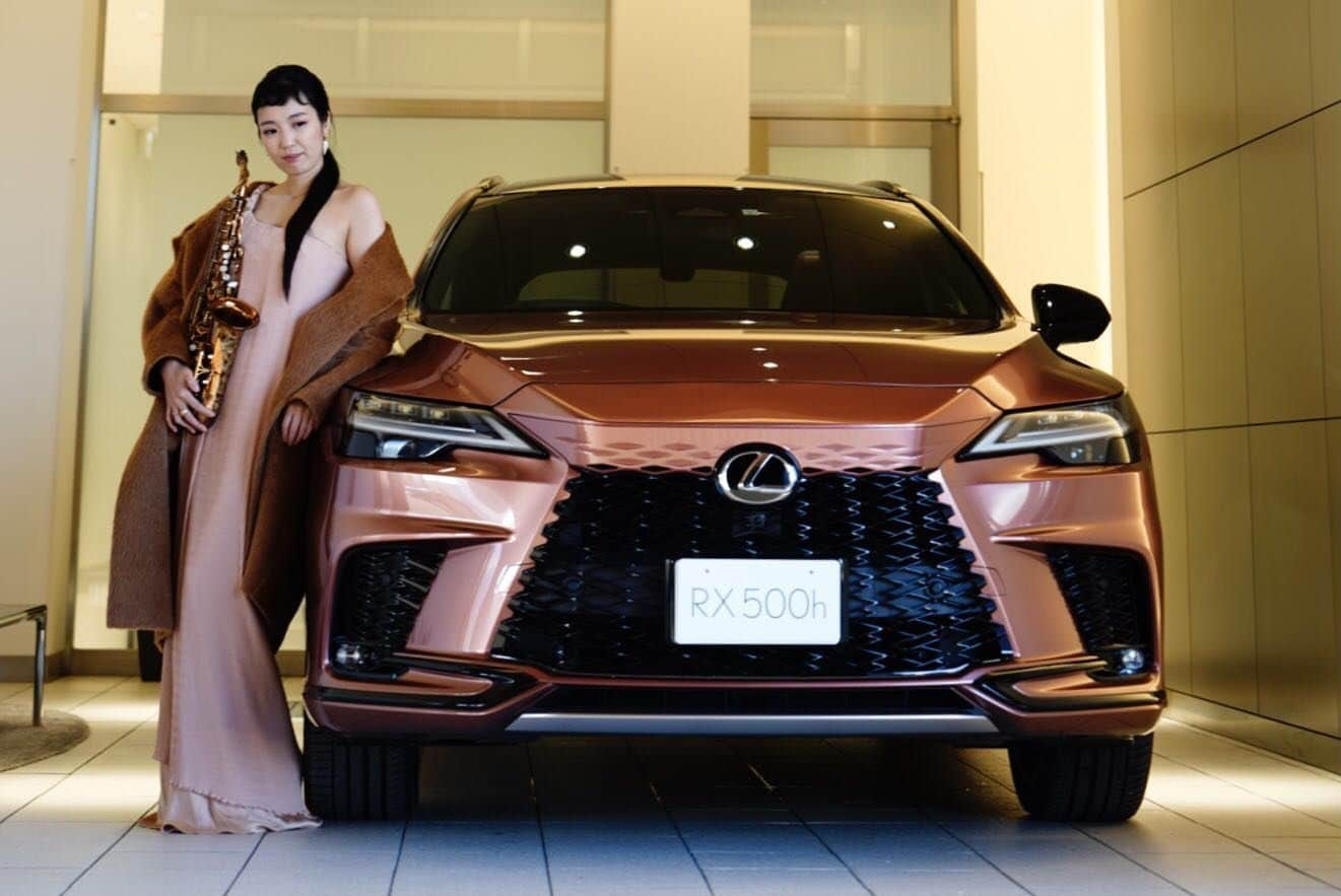 矢野沙織さんのインスタグラム写真 - (矢野沙織Instagram)「念願3年越しのLEXUSさんでの演奏でした💗  初めてwearingしてみたいと思った車。 なんて素敵な色でしょう。 こんな車を着てみたい。 スペシャルコラボムービーで叶いました。  素敵なLEXUS RX500h copper colorと💕  近々　#LEXUS長良　@lexusnagara さんとのスペシャルコラボムービーが公開になります。  至福の時間でした。  　#rx500h #rx2023」11月19日 20時54分 - yanosaori_jazz