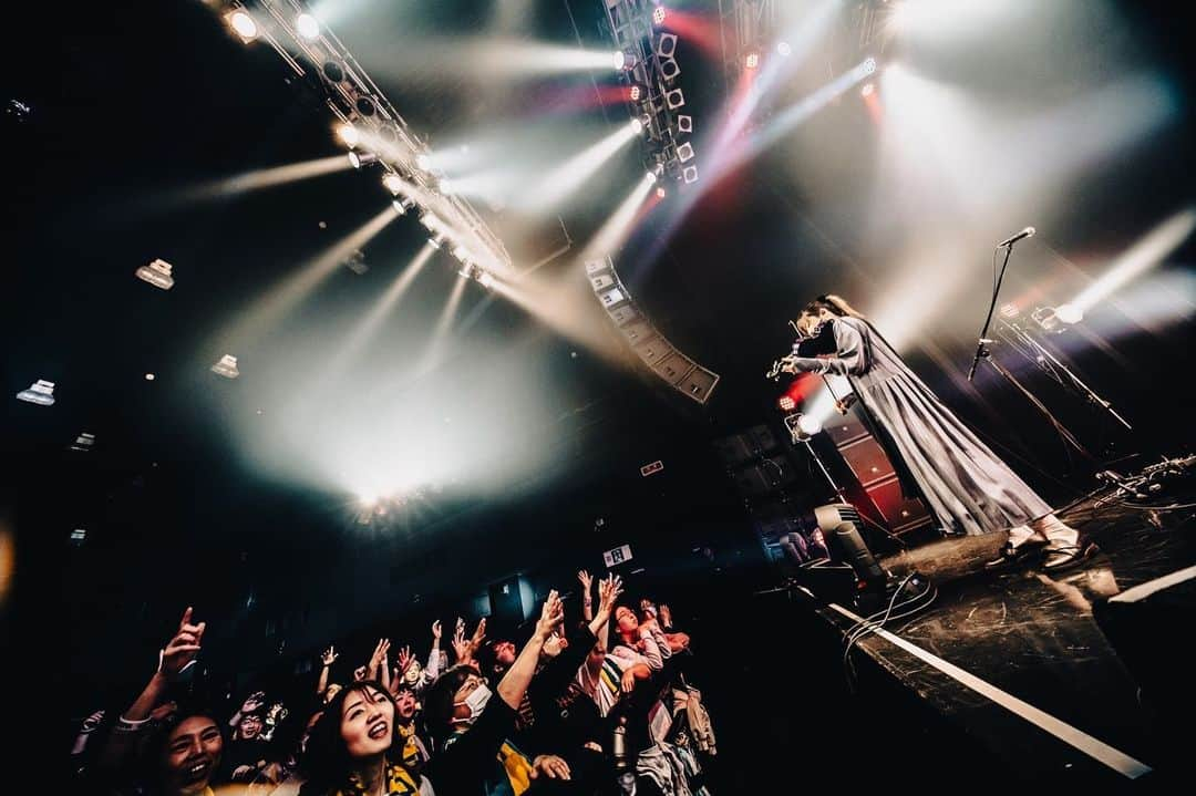 東出真緒さんのインスタグラム写真 - (東出真緒Instagram)「SCHOOL WARS TOUR Zepp Sapporo ❄️❄️❄️❄️❄️  思っていたより札幌は寒くなく 思っていたとおり札幌は熱かった🔥  一人一人の熱量を受け止めて 今日のステージに立つパワーに変えて やり切りました！！！  ありがとう札幌、北海道❤️‍🔥 また帰ってくるでよろしくね！！  photo by @yusuke_mphoto   #BIGMAMA #schoolwarstour  #zeppsapporo  #seeyouverysoon」11月19日 20時54分 - mao_bigmama_vn