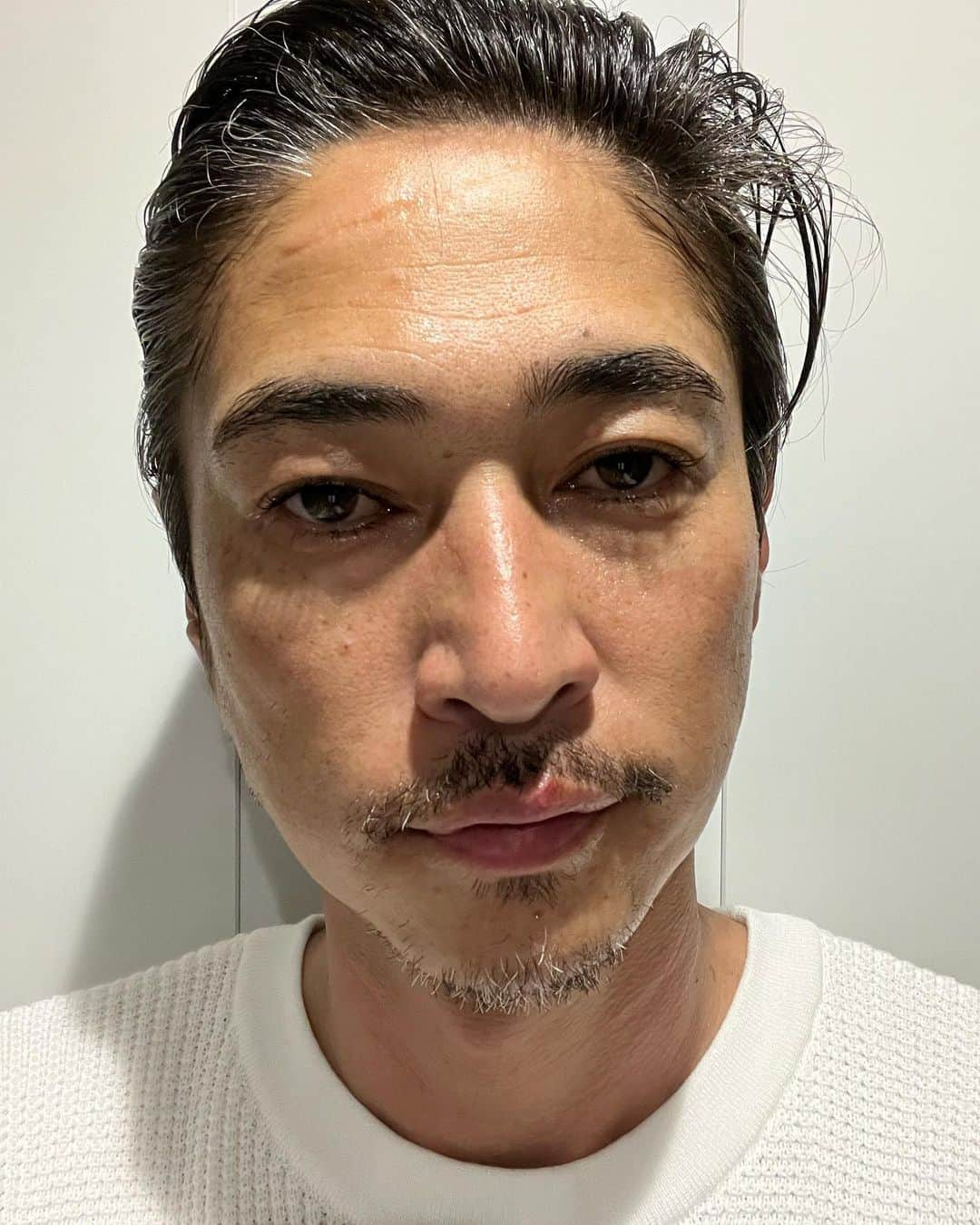 窪塚洋介のインスタグラム：「この15〜20年で 一番のアップデート中(風邪w) まだ2晩目だけど、 寒波と熱波のランデヴーがすごい… もしかしてこれがインフルエンザてやつかい？ 病明けのネクストステージに想いを馳せて 楽しく耐え忍ぶ🥺」