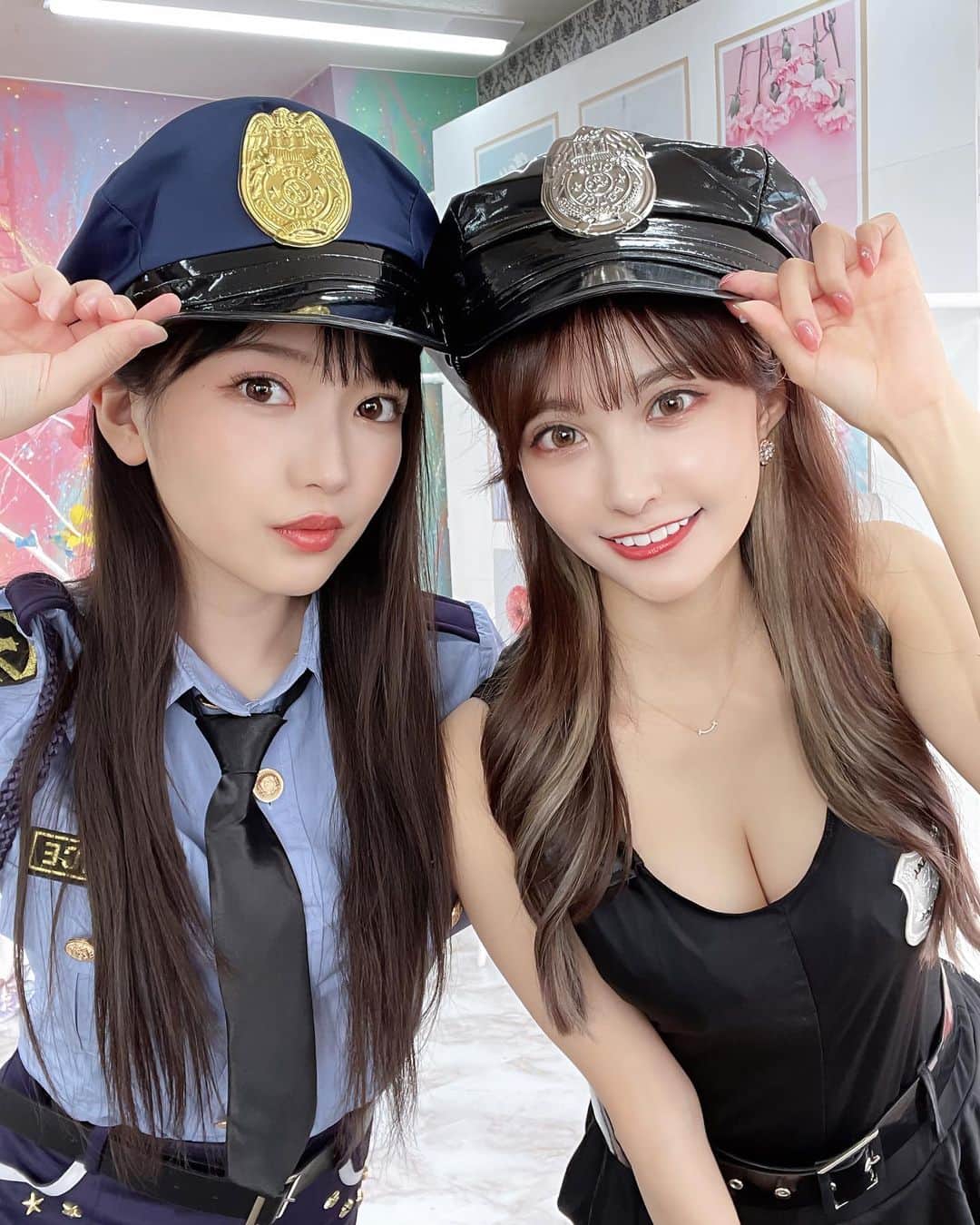 吉沢朱音のインスタグラム：「police👮🏻🚨 れあたんとポリスコスプレした( ՞. ̫.՞)♡ . 清楚とギャルだけどどっちも破天荒です() . . . #ポリス #ポリスコスプレ #コスプレ女子  #コスプレ #cosplay #cosplaygirl」