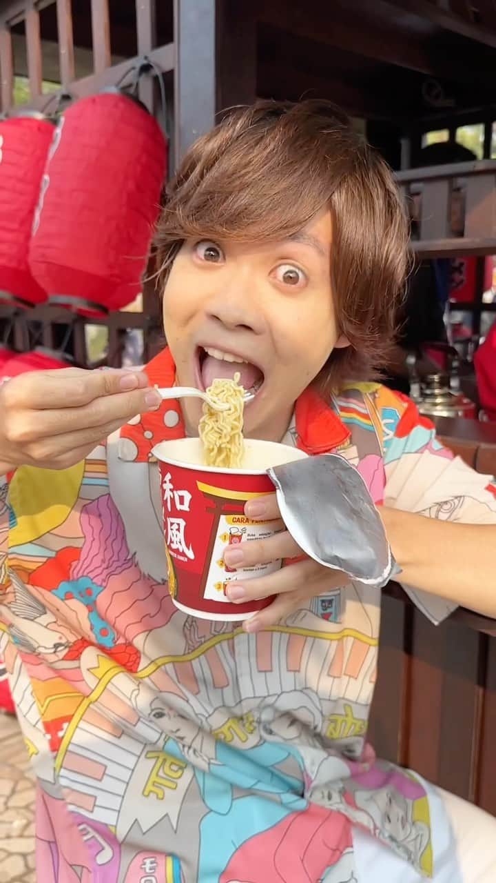 そこらへん元気のインスタグラム：「Seruput Indomie x Pop Mie Tori Miso Ramen berasa makan di kedai ala Jepang! Cuma ada di Jak Japan Matsuri 2023 nih! #ManzokuKapanAjaDimanaAja dan mudah juga jadi cocok untuk acara seperti ini!   Sampai jumpa di Jak Japan Matsuri tahun depan ya @popmieofficial !  #IndomieXPopMieToriMisoRamen」