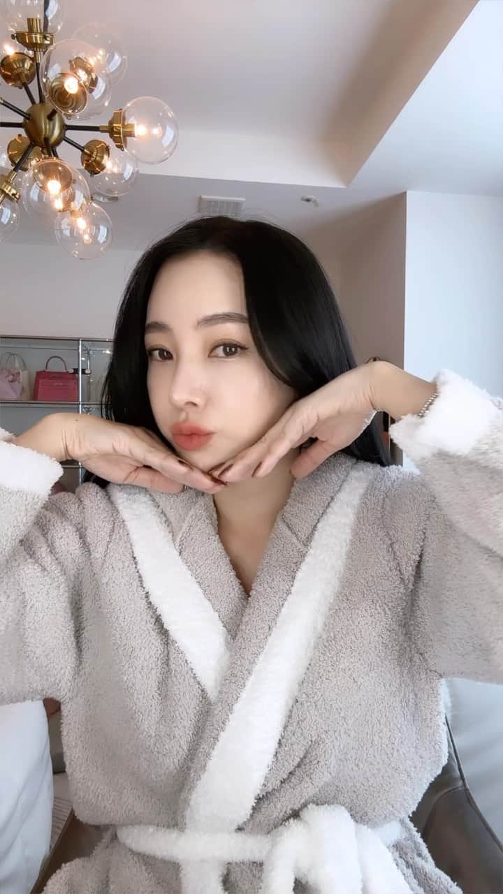 megbabyのインスタグラム：「瞬間美肌完成💖グロウトーンアップクリーム解説  一言でご説明すると、肌トーンを上げながらスキンケアもしてくれる美容液下地です✨  今回のこだわり成分は「バクチオール」  「次世代レチノール」と呼ばれていますが、その理由は👉レチノールはビタミンAの一種で、保湿効果はもちろん、ハリ弾力ツヤを与えるなどの効果を持ちます。ターンオーバーを整えるので、キメの乱れやくすみにも◎その反面赤みや皮剥け、朝は使えないといったデメリットがありました🫤💔  効果はそのままデメリットを解消したのが 「✨バクチオール✨」 韓国含め世界でも大注目の成分です🌐  お肌にやさしい分、毎日使うことで効果が実感できるので、日々のケアに取り入れてみてね  さらに、天然ピンクオイルとビタミンE配合の ヌードピンクベージュカラーのクリームがくすみを一気に飛ばし艶増し透明感肌完成🤭💖 すぐに肌を綺麗に見せてくれるからみんな沼っちゃうこと間違いなし🫠  グロウサンクッションやグロウヌードクッションとの相性ももちろん抜群🩷💛🧡 年齢が出やすい首や手に塗るのもおすすめ🫶  11月24日発売のmgb skinクリスマスボックス先行で手に入るのでみんな是非使ってみてね🥹🎄 お得すぎて新商品タダでもらえちゃうセット内容😂  ❄❄❄❄❄❄❄❄❄❄❄❄❄❄❄❄  11月24日(金)昼12時 ON SALE 数量限定 「🎄RING MY GLOW ❄CHRISTMAS BOX2023❄🎄」 🩷GLOW TONE UP CREAM 🩷HIGHCERA EYE CREAM 12ｇ 🩷HIGHCERA BOOSTER ✨￥11,000(税込) ＊￥16,280相当  ＊新商品の単品販売は2024年1月予定  ❄❄❄❄❄❄❄❄❄❄❄❄❄❄❄❄  #MEGOODHOLIDAY #MEGOODCHRISTMAS #MEGOODBEAUTY #mgbskin」
