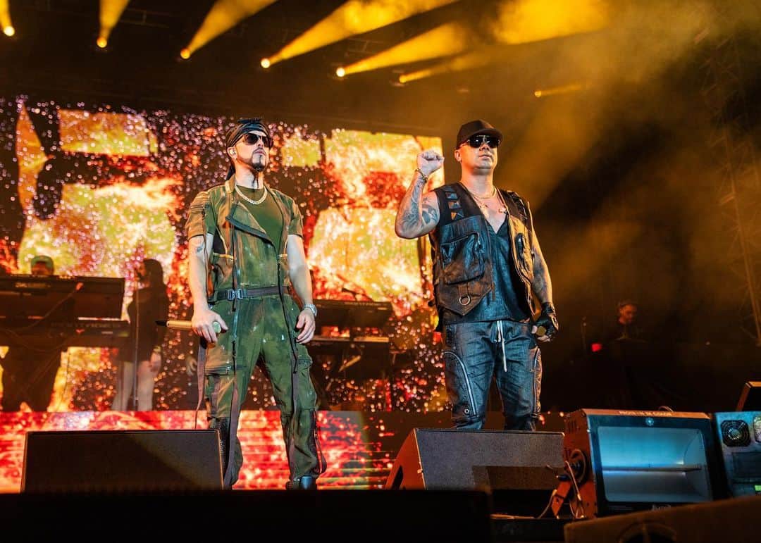 ヤンデルさんのインスタグラム写真 - (ヤンデルInstagram)「GRACIAS HERMOSILLO 🦾👽 🦾👽 #Elite #Mexico」11月19日 20時59分 - yandel