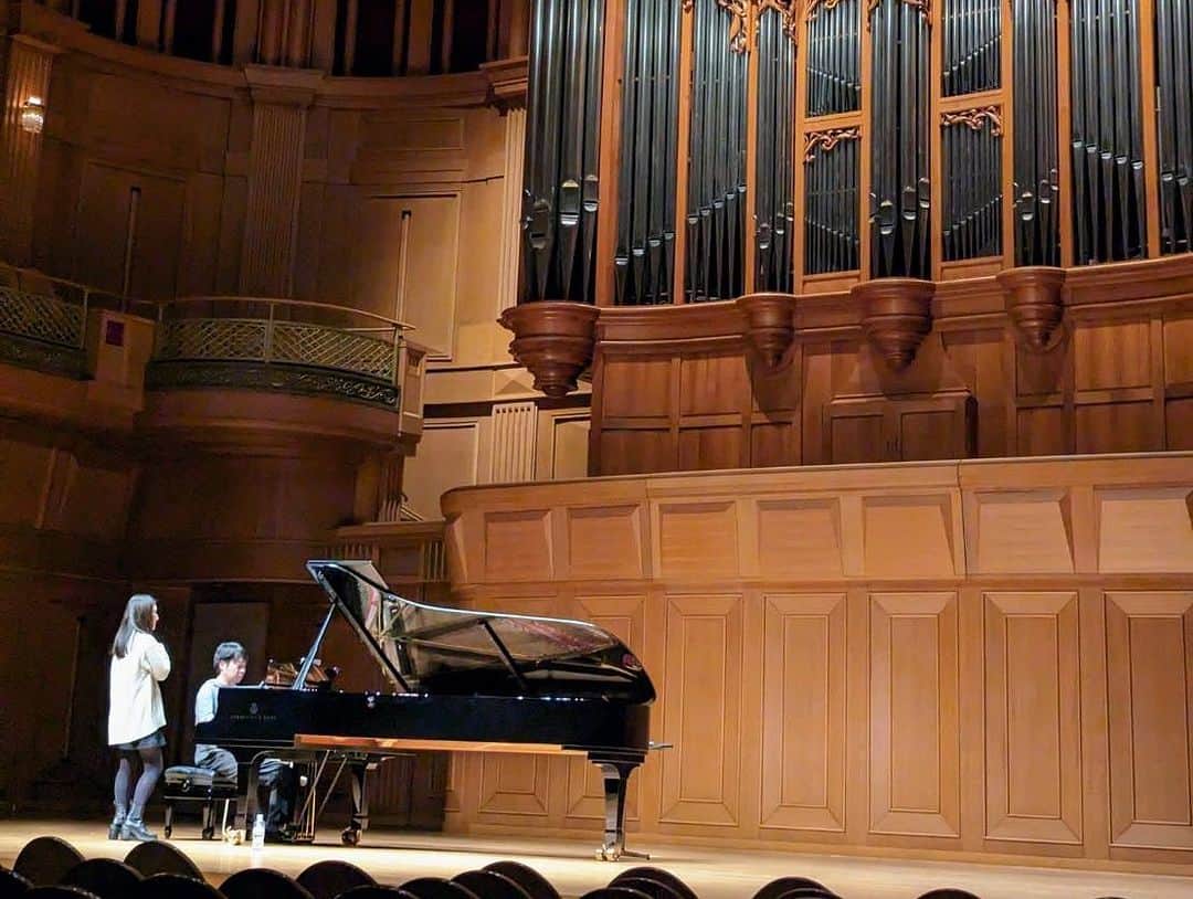 田中彩子さんのインスタグラム写真 - (田中彩子Instagram)「4th recital concert tour. Today at Izumi Hall Osaka.  ツアー4公演目の大阪、いずみホール。 同時刻のベルリンフィルをとらずにこちらにお越し頂いた皆様どうもありがとうございました😆 今年も皆さまと一緒に過ごせて嬉しかったです。 また来年もお目にかかれますよう。 @kawadakentaro  帰りに偶然皆さんの兄貴 @naoto_poper さんにお会いできまして、初めましてで初めての串カツを皆んなで食べました。枝豆は真ん中から食べるんよって事と今度はクサヤと鮒寿司食べようねって帰りました。 #川田健太郎 #田中彩子  #田中彩子ソプラノリサイタル2023  #田中彩子リサイタルツアー2023」11月19日 20時59分 - ayakotanaka_instaofficial
