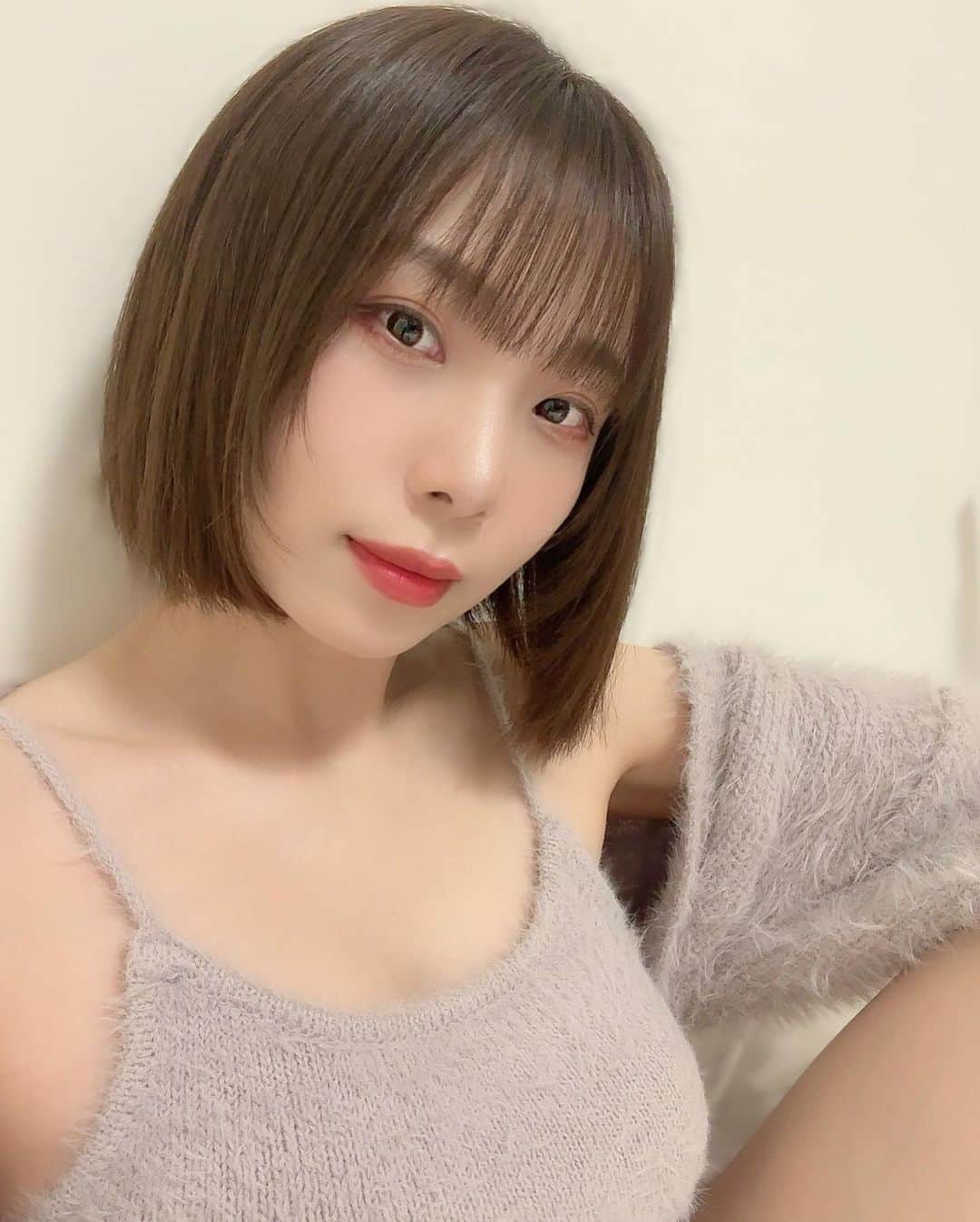 三井里彩のインスタグラム：「Xに書いた久々の骨スト失敗服😂供養🥹 GRL当たり服ものせてるよッ💝  多分メイク載せたかった💄気がする…⁉︎(時間経つとすぐ忘れる) 前回のメガ割で注文したperiperaのティントの発色可愛かった💋💕  マツ育再開したからまつげめっちゃ伸びたし🥺うそつきマスカラが調子良い‼️👀スカイハイより好きかも👁️  あと、真似したいからカラーのオーダー教えてって言われたんだけど︎ ⇝ 基本オレンジ・黄味強いの嫌だから艶感・透明感であとはその時の気分で頼んでおります🪄💇🏻‍♀️ 顔周りのレイヤーは増やしたし、前髪も幅広げて更に自分で切ったけど次回はどうしようかな🤔  自分で自分に飽きないように新しい自分に出会いたい👼🏻✨  #grl購入品 #inkmoodglowytint #骨格ストレート #メイクアイテム #韓国コスメ #裸眼メイク #毎日メイク #コスメ部 #レイヤーボブ #ブルベ #グレイル #qoo10メガ割」