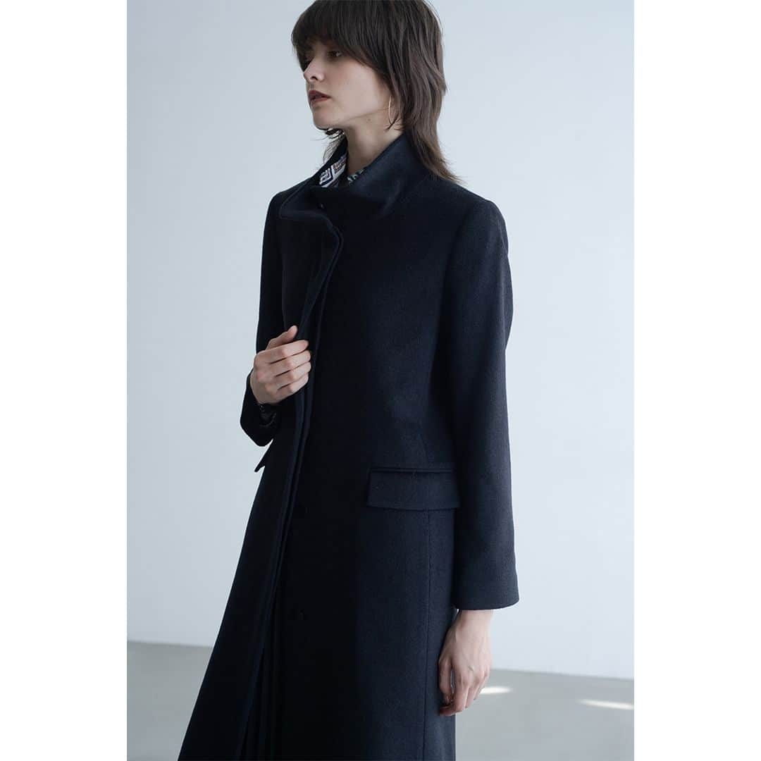 NARACAMICIE Japanのインスタグラム：「2023 Winter Collection  COAT 30-32-26-707 スタンドカラーコート  BLOUSE　10-32-01-005 スカーフ風プリントスタンドカラーブラウス  ※入荷時期は変更になる場合がございます。  新作は @naracamicie_jp プロフィールURLからチェック！  #ナラカミーチェ #2023autumn #2023aw #2023秋 #2023秋冬」