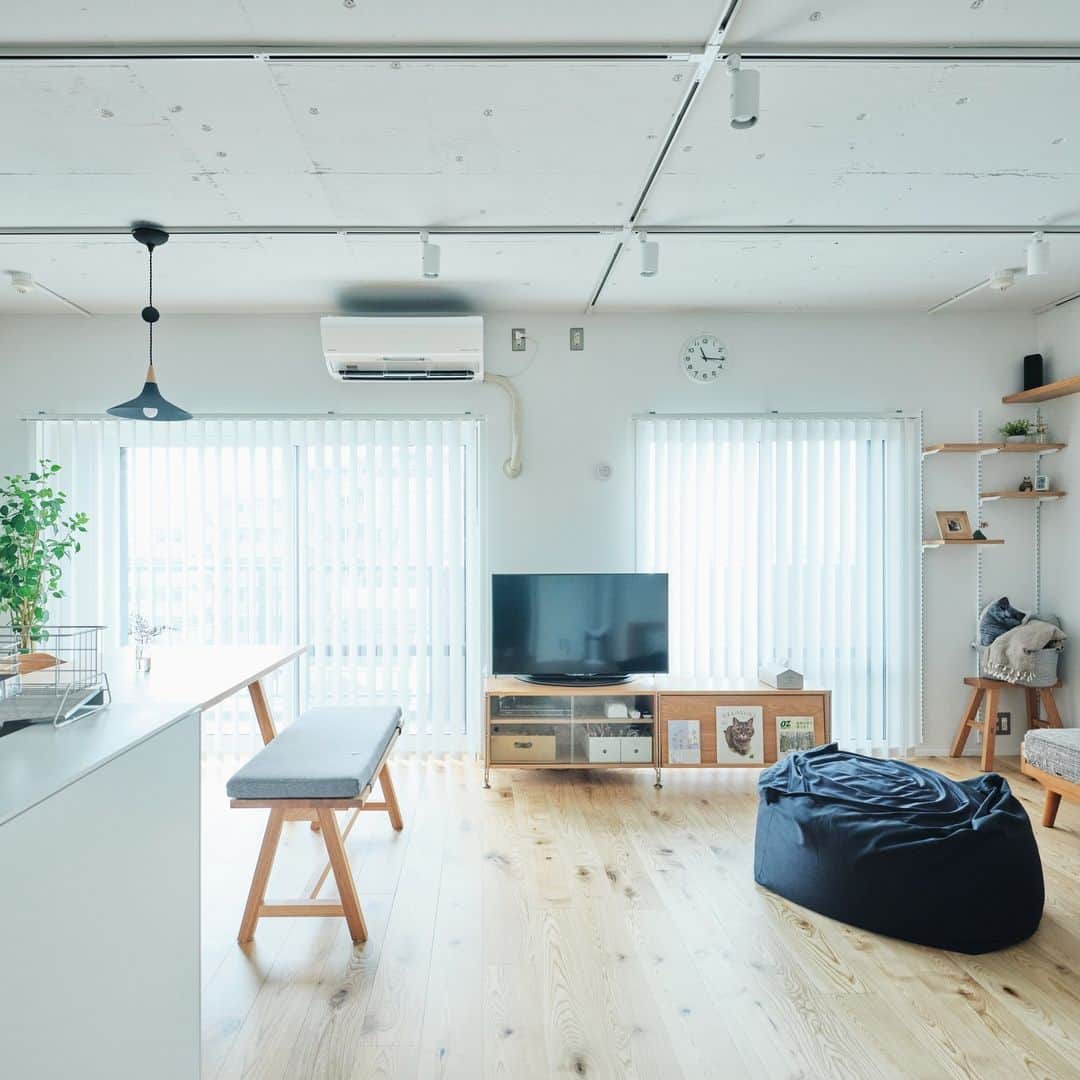 無印良品の家のインスタグラム：「【住まいの実例】 千葉県市川市「MUJI INFILL０」 ・築年数：1999年 ・リノベーション完成年月：2019年11月 ・面積：60.55m² / 5階  千葉県市川市のマンションの一角にあるTさんご夫妻の住まいは、「MUJI INFILL 0」によってリノベーションされたお宅。広々とした一室空間のリビング・ダイニングは、淡い青を基調にした壁面と、木の質感を生かした床材や家具が、穏やかなコントラストを描き、落ち着いた雰囲気を醸し出しています  「MUJI INFILL 0」の存在を知ったのは「無印良品の店舗に行ったときでした」と振り返るおふたり。「たまたま」の出会いだったにもかかわらず、印象に残り、その後、引越しを考え出した時にも「MUJI INFILL 0」のリノベーションが、真っ先に候補に挙がりました。  「当時は、賃貸の集合住宅に住んでいましたが、ある程度の期間暮らしているうちに、日当たりの悪さや、『夏暑くて冬寒い』断熱性の低さが気になってきていました。どちらからともなく『長く快適に暮らせる住まい』への引越しを考えるようになりました」  そう語るご夫妻は、モデルルームに赴き話を聞くことで、「MUJI INFILL 0」への興味を強く持つようになります。  「断熱性能をはじめとする住まいとしての性能の高さに魅力を感じました。コスト的にも適正だと思いました。後日改めて、ファイナンシャルプランナーの方に資金面の相談をさせてもらって『無理することなく購入できるかも』と感じたことで、一気に住宅購入に気持ちが傾きました」  と話すおふたり。中古マンションのリノベーションに絞り、いくつかの会社を比較検討した上で、「MUJI INFILL 0」を選択しました。  2021.10.12公開住まいの実例『普遍的で長く快適に過ごせる空間を、というコンセプトに共感できました』より  詳しくはプロフィールハイライトか、「無印良品の家」HPをご覧ください。  @mujihouse」