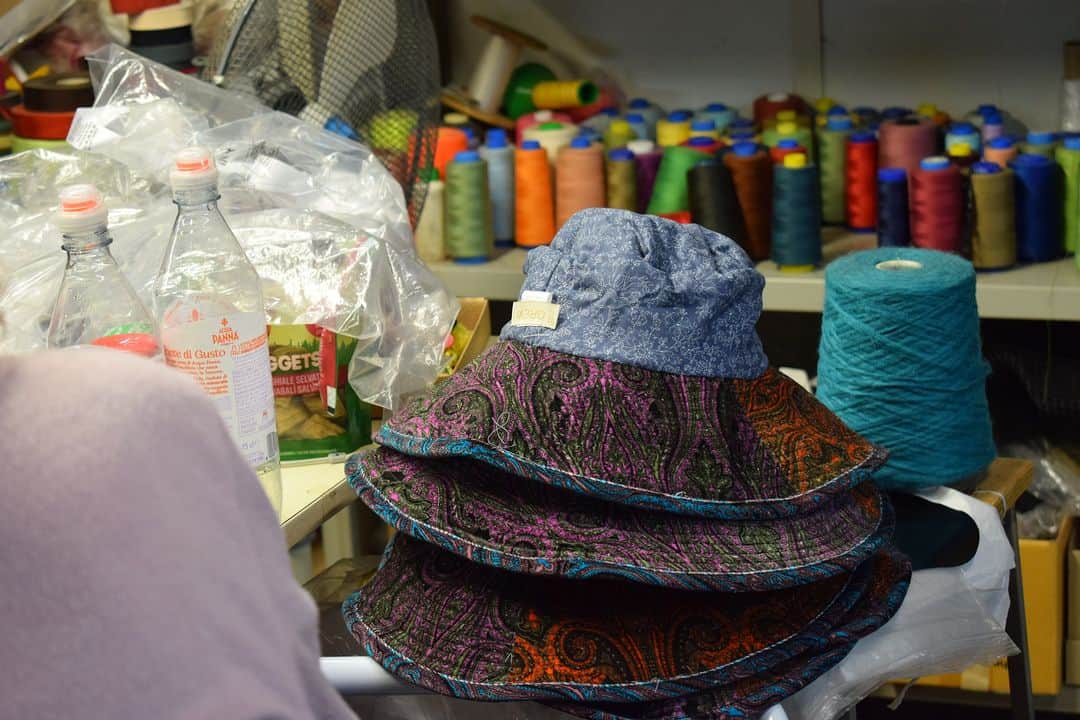 グレヴィのインスタグラム：「The hat manufacturing process represents one of the most unmistakable millinery prerogatives. We are in 2023, and for 176 years we have been producing hats that smell of history.  --------------------------------  #Grevi #InspiringTraditions #MadeInItaly #Since1875 #italiandesign  #handcrafted  #millinery  #handmadehat #laboratory  #italy  #artisanmade」