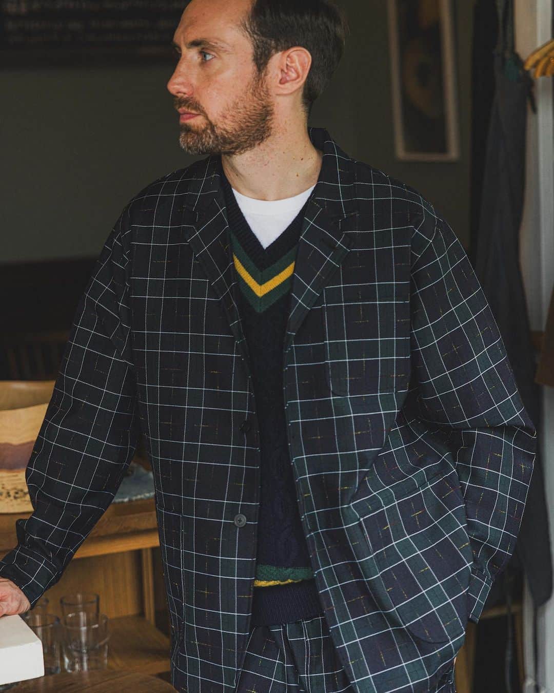 のインスタグラム：「… 『the season’s must and hidden style』  〈BEAMS PLUS〉が今シーズンおすすめするアイテム群を使ったLOOKコンテンツ。 シーズンLOOKの36体だけでは、表現し切れないアイテムも登場。今シーズンの注目アイテムを使いながら、新たにストーリーを吹き込み、コーディネートを作り込みました。 今回のテーマは、『SET-UP STYLE』。  経糸にニュージーランドウール、緯糸に再生ポリエステルを使用して織り上げた、BEAMS PLUSのオリジナル タータンチェック。絣染めを施したカラフルな糸を織り込むことで、クラシックな柄・色使いも、ポップな印象に。シャツジャケットのようなEasyな着心地が人気のカフジャケットと、ミリタリーモチーフのスリーピングパンツでリラックス感のあるセットアップスタイルです。  ———————————————  The season we've been looking forward to for fall fashion has arrived. We're introducing the items you want to wear now, adding new stories and presenting coordinated outfits. The theme this time is "SET-UP STYLE”.  〈BEAMS PLUS〉 Original tartan check is woven using New Zealand wool for the warp and recycled polyester for the weft. By weaving in colorful yarn dyed in a kasuri pattern, the classic pattern and coloring gives a pop impression. The cuff jacket, popular for its shirt-jacket-like comfort, and military motif sleeping pants create a relaxed set-up style.  Jacket : 4B Cuffs Jacket Wool PE Check Vest : Cricket Vest Patchwork Like Pants : MIL Easy Pants Wool PE Check  @beams_plus @beams_plus_harajuku @beams_plus_marunouchi #beamsplus」