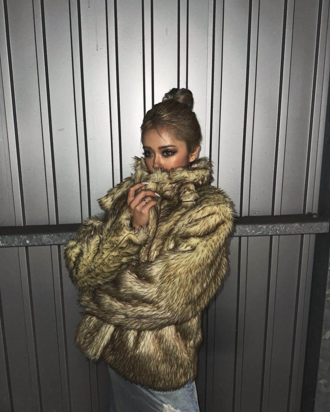 のインスタグラム：「猛獣なった🦁❤️‍🔥 久しぶりにメイクも濃いめマジでギャオッた 今期のお気に入りアウターモフモフ可愛すぎっ 光の当たり方で変化する🤍 . . #低身長コーデ #低身長 #アウター」