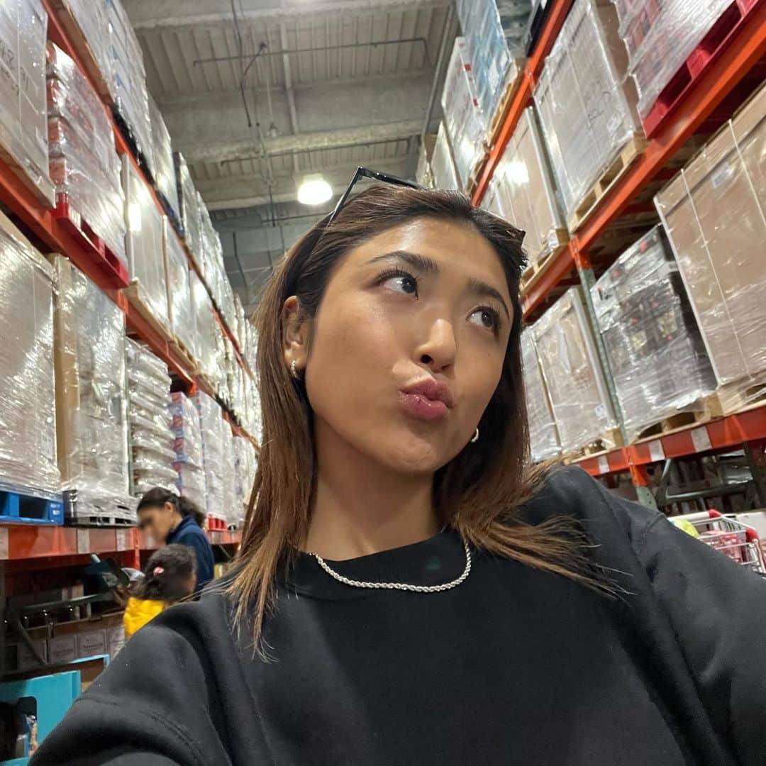 Reimiのインスタグラム：「📍Costco りあるに月一ペース。笑 試食コーナーのあの香りと誘惑すごかた。笑  あとすこし。あとすこしだ。」
