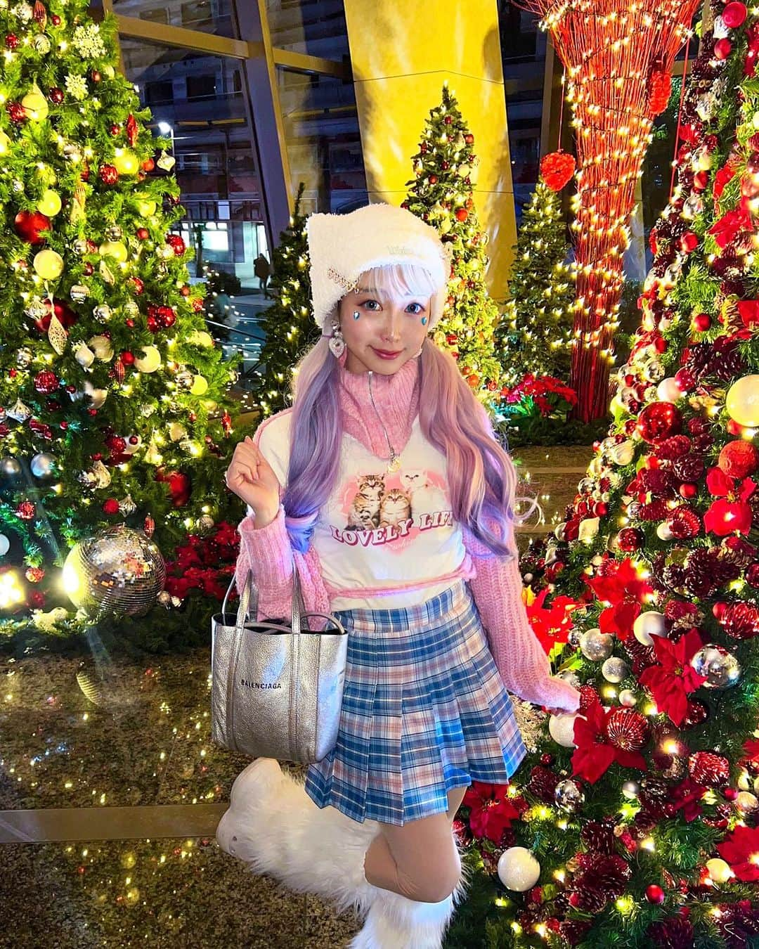 みするのインスタグラム：「A smile shared is a smile doubled 🛷🎅🎁🎄❄️笑顔はシェアすれば2倍♡♡ 今回はSNSで話題のクッションファンデを紹介するよ✨️ 韓国のクッションファンデ FAUスタークッション💄 高級感のあるキラキラのパッケージが可愛い‪🫶 軽いつけ心地なのにカバー力がある◎ プレゼントにもオススメ🎁  PR @a__style.official  #ベースメイク  #クッションファンデーション #クッションファンデ #韓国ファンデ #韓国コスメおすすめ」