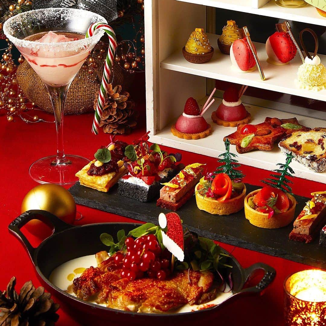 25ans Officialさんのインスタグラム写真 - (25ans OfficialInstagram)「食べたい！と思ったらコメントに「♥」をください♪  ANAインターコンチネンタルホテル東京は、クリスマス・年末年始に向けて祝祭ムードに包まれるシーズンに楽しめる新感覚のアフタヌーンティー「フェスティブ・アフタヌーンティー・ブースト」を提供中🎉  🎁専用のオリジナルボックスの中には、ピスタチオクリームをクリスマスツリー形に絞ったチョコレートタルトや、マスカルポーネとメイプルクリームを合わせてココナッツをまぶしてオーナメントボール風に仕上げたケーキなど、クリスマスをモチーフに精巧に仕上げた味わい深い10種類のプチガトーが並びます。  🍖また、別皿で提供する5種類のセイボリー（塩味のメニュー）は、赤スグリやクランベリーなどのベリー類のあしらいとベシャメルソースがクリスマスらしさを演出する本格ローストチキンをはじめ、パイ生地の上にバーベキュー風味のプルドポークとトマトチャツネをのせたポークパイ、パン・ド・エピスと蜂蜜のジュレで味わうパテ・ド・カンパーニュなど、肉料理を中心としたお洒落感のあるタパスが含まれ、パーティーらしさ満点！  フェスティブシーズンの様々な集いの場を盛り上げるアフタヌーンティーを、家族や友人とぜひ楽しんで。  📍『フェスティブ・アフタヌーンティー・ブースト』 ■場所／ANAインターコンチネンタルホテル東京 3F 「ザ・ステーキハウス」 ■期間／2023年11月1日～2024年1月3日 ■時間／11:30～13:30、14:00～16:00、17:00～19:00、19:30～21:30  ※各2時間、4部制 ■料 金：一人￥9,944（税・サービス料込み） ■予約：tel.03-3505-1185または公式WEBサイト 前日21時までに電話またはオンラインでの予約が必要です。 詳細は公式情報をチェック。 @anaintercontinentaltokyo  #25ansスイーツ でほかにも最新スイーツ情報を発信していますのでこちらもご覧ください✨  #ANAインターコンチネンタルホテル東京 #ザステーキハウス #アフタヌーンティー #クリスマス #ローストチキン #シュトーレン #レープクーヘン #ロンネフェルト #ANAInterContinentalTokyo #TheSteakHouse #afternoontea #Christmas #roastchicken #stollen #lebkuchen #Ronnefeldt #25ans #25ansdigital #25ansグルメ  #アフタヌーンティー #アフタヌーンティー巡り #アフヌン #アフヌン巡り #アフヌン女子 #ホテルアフタヌーンティー #東京アフタヌーンティー #ヌン活 #アフヌン部 #luxurylifestyle」11月19日 21時02分 - 25ansjp