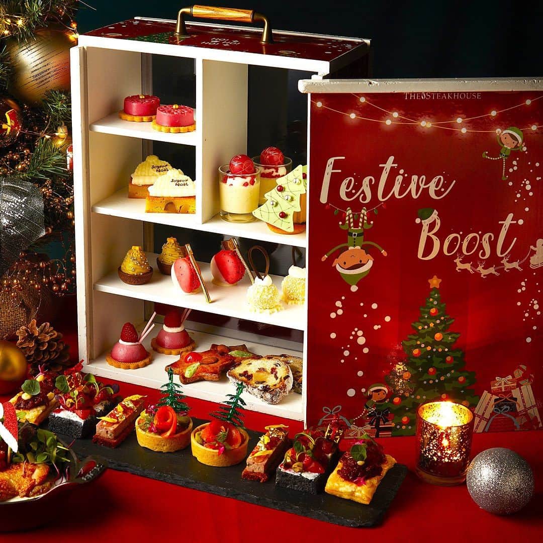 25ans Officialのインスタグラム：「食べたい！と思ったらコメントに「♥」をください♪  ANAインターコンチネンタルホテル東京は、クリスマス・年末年始に向けて祝祭ムードに包まれるシーズンに楽しめる新感覚のアフタヌーンティー「フェスティブ・アフタヌーンティー・ブースト」を提供中🎉  🎁専用のオリジナルボックスの中には、ピスタチオクリームをクリスマスツリー形に絞ったチョコレートタルトや、マスカルポーネとメイプルクリームを合わせてココナッツをまぶしてオーナメントボール風に仕上げたケーキなど、クリスマスをモチーフに精巧に仕上げた味わい深い10種類のプチガトーが並びます。  🍖また、別皿で提供する5種類のセイボリー（塩味のメニュー）は、赤スグリやクランベリーなどのベリー類のあしらいとベシャメルソースがクリスマスらしさを演出する本格ローストチキンをはじめ、パイ生地の上にバーベキュー風味のプルドポークとトマトチャツネをのせたポークパイ、パン・ド・エピスと蜂蜜のジュレで味わうパテ・ド・カンパーニュなど、肉料理を中心としたお洒落感のあるタパスが含まれ、パーティーらしさ満点！  フェスティブシーズンの様々な集いの場を盛り上げるアフタヌーンティーを、家族や友人とぜひ楽しんで。  📍『フェスティブ・アフタヌーンティー・ブースト』 ■場所／ANAインターコンチネンタルホテル東京 3F 「ザ・ステーキハウス」 ■期間／2023年11月1日～2024年1月3日 ■時間／11:30～13:30、14:00～16:00、17:00～19:00、19:30～21:30  ※各2時間、4部制 ■料 金：一人￥9,944（税・サービス料込み） ■予約：tel.03-3505-1185または公式WEBサイト 前日21時までに電話またはオンラインでの予約が必要です。 詳細は公式情報をチェック。 @anaintercontinentaltokyo  #25ansスイーツ でほかにも最新スイーツ情報を発信していますのでこちらもご覧ください✨  #ANAインターコンチネンタルホテル東京 #ザステーキハウス #アフタヌーンティー #クリスマス #ローストチキン #シュトーレン #レープクーヘン #ロンネフェルト #ANAInterContinentalTokyo #TheSteakHouse #afternoontea #Christmas #roastchicken #stollen #lebkuchen #Ronnefeldt #25ans #25ansdigital #25ansグルメ  #アフタヌーンティー #アフタヌーンティー巡り #アフヌン #アフヌン巡り #アフヌン女子 #ホテルアフタヌーンティー #東京アフタヌーンティー #ヌン活 #アフヌン部 #luxurylifestyle」