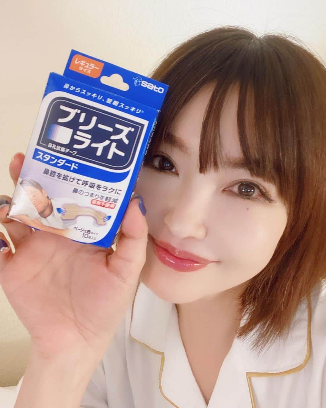 平子理沙のインスタグラム：「現代人は慢性的な酸素不足と言われています。 口呼吸は、ウィルスなど身体に直接入ってしまうので、やっぱり鼻呼吸が大事❣️ わたしはもともと呼吸が浅くなりがちです。 お家で呼吸が浅いな〜と感じた時に 「ブリーズライト」をつけてみると、 鼻腔が広がって、鼻呼吸がしやすくなります🩵 たくさん酸素を取り込むことができるので、 頭もスッキリします😃 身体に酸素を取り込むと血行も良くなるそうです。 夜、寝るときも快適な睡眠です☺️💤  #鼻呼吸#睡眠#ブリーズライト#PR」