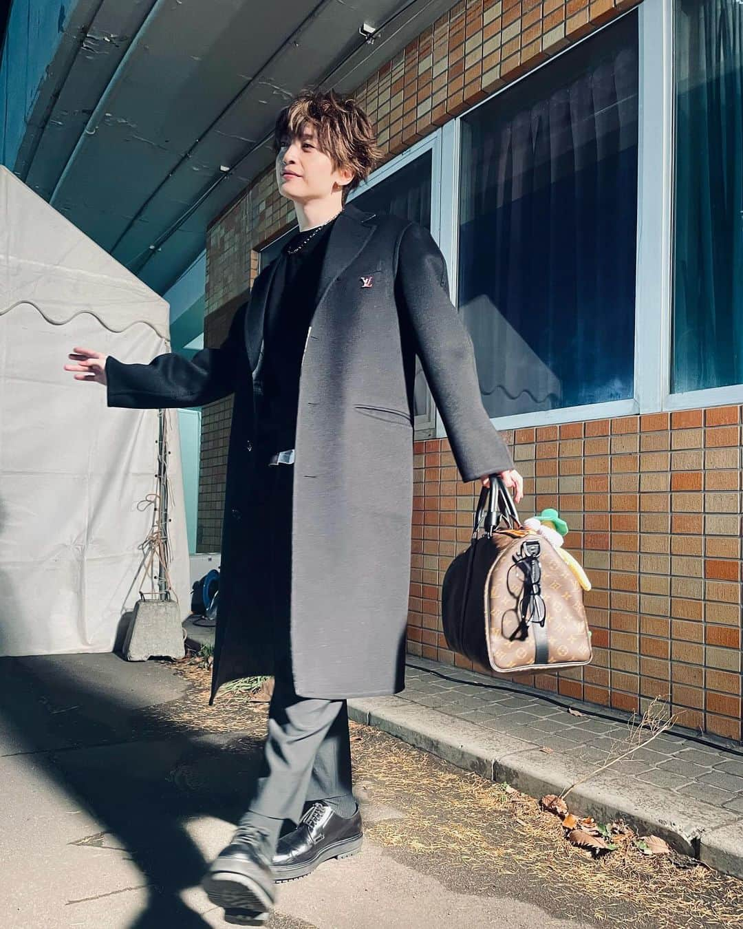 玉森裕太さんのインスタグラム写真 - (玉森裕太Instagram)「⁡ Thank you HOKKAIDO!! ⁡ coat：@louisvuitton knit：@louisvuitton pants：@commedesgarcons shoes：@tods bag：@louisvuitton accessory：@cartier ⁡ #たまコーデ #fashion」11月19日 21時03分 - yuta_tamamori_kmf2