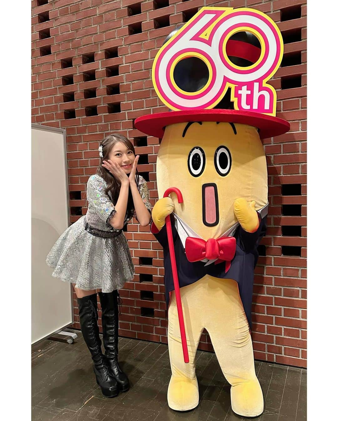 牧野真莉愛のインスタグラム：「♡ ♡ 💕💖テレ東60祭 @なぜか横浜赤レンガ💖💕 2023.11.15(水)～19(日)🍌横浜赤レンガ倉庫 イベント広場 🎀 “60周年ナナナ”かわいい🍌❤️❤️❤️ 🍌がんばってね🍌って、足キュンってして投げキッスしてくれたナナナ💛らぶ  🍌🍌🍌🍌🍌🍌  ✨🎵テレ東60祭オープニングセレモニー『開会宣言させてもらえませんか？』🎵✨ ＆ ✨🎵テレ東60祭！ミュージックフェスティバル2023🎵✨ テレビ東京さん🍌11月15日(水)放送 モーニング娘｡'23 出演🐰ありがとうございました💕💕 「出川さん！！LOVE❤️新庄です」出川哲朗さんに言いました🐰まりあ 「あー❣️LOVE新庄の子だ❣️❣️」by出川さん ↑ “ネットもテレ東”＆“TVer”で、見逃し配信中❣️ ぜひご覧ください💕💕 ♡ ♡  #テレビ東京 さん #tvtokyo #テレ東 #テレ東60祭 #横浜赤レンガ倉庫 #テレ東60祭Mフェス #ナナナ #モーニング娘23 #牧野真莉愛」