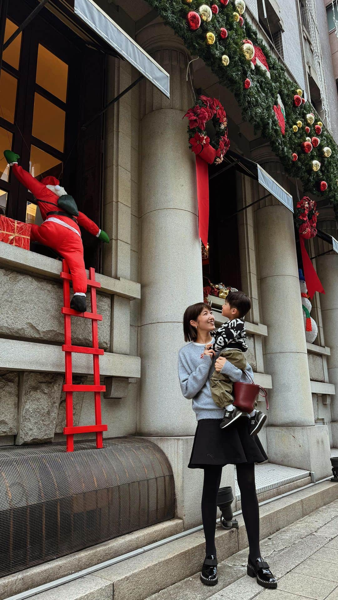 美生のインスタグラム：「最近の週末コーデのキロク📝  街がクリスマスモードで ウキウキします🎄  #family #weekend」