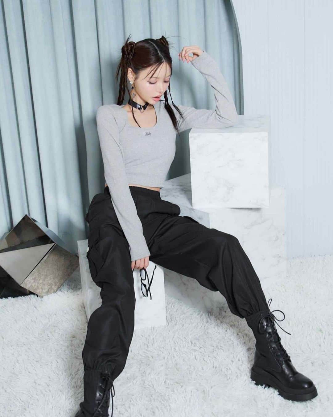 Radyのインスタグラム：「. 万能なリブのカットトップス✨🖤  とにかく脚長に見える絶妙な丈感で ストレッチの効いた素材も とにかく着心地最高ですっ！🥹🪽🫧  月曜日12:00発売っ❄️ #Rady #レディ #武藤静香 #トップス #カーゴパンツ #カーゴパンツコーデ」