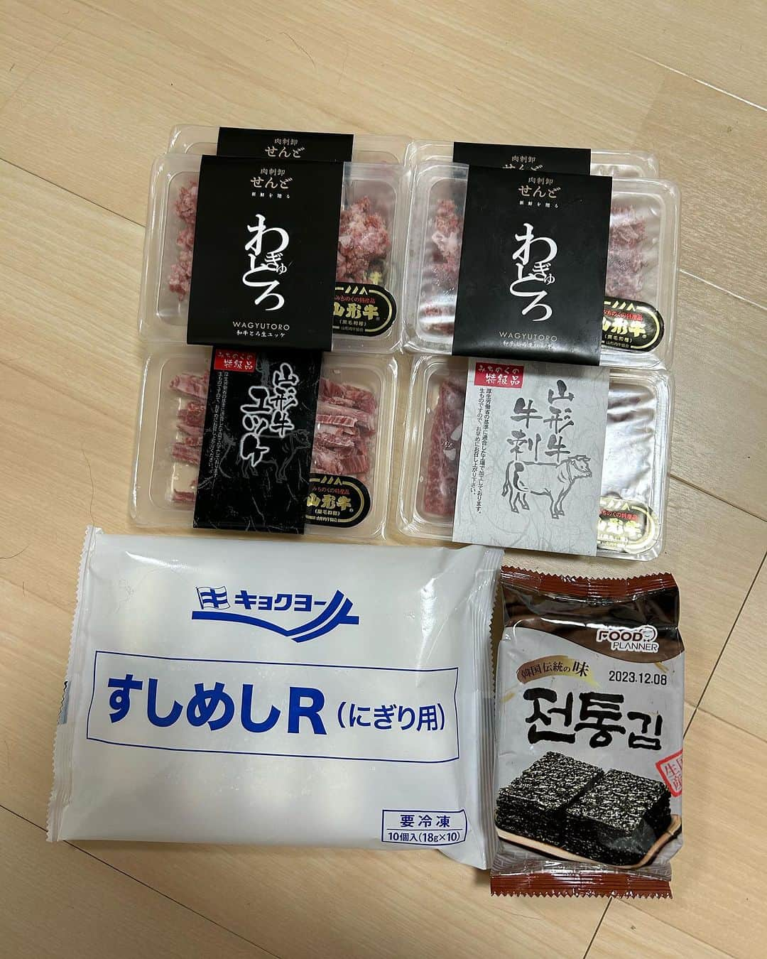 朝桐光さんのインスタグラム写真 - (朝桐光Instagram)「⭐️肉刺卸せんど⭐️  肉刺卸せんどお試しセット  をGet✨☺️✨  ✨わぎゅとろ ✨ユッケ ✨牛さし  の3種類のお肉達が入ってるよ🎶  わぎゅとろはねぎとろのお肉バージョンみたいな感じでとろけるーっ😋  付属の酢飯にねぎゅとろを乗せて韓国海苔で巻いて食べると絶品っ！！！  ユッケ、牛刺しはというと、、、  美味しいーっ🥰  柔らかくてとろけるお肉✨  おつまみに最高だぁ🎶🎶🎶  さすが黒毛和牛✨ 山形牛なんだって✨✨✨  赤身好きにはたまらない商品☺️👍✨  贅沢1人飲みのおつまみ、ホームパーティー、プレゼントに✨  おすすめです❤️  PR @shinsen2934sendo  #肉刺卸せんど #お取り寄せ肉 #お試しセット #肉通販 #通販グルメ #グルメ通販 #グルメギフト #ご褒美グルメ」11月19日 21時11分 - akari_asagiri