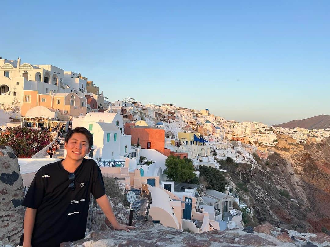 山下智央さんのインスタグラム写真 - (山下智央Instagram)「Santorini Island 🇬🇷, the island of beauty.   Dari dulu aku pengen pergi ke sini dan akhirnya bisaaaa!! Kalian pernah nonton MAMMA MIA! Kalian pernah nonton film legend ini gak? Itu based on salah satu pulau dekat dan dari santorini dan scenerynya mirip.  Terutama, aku suka banget volcano tour sama sunset di santorini.   Di volcano tour ini kita naik kapal 30 menit dari santorini main island ke Nea Kameni Volcanic Park. Terus kita hiking sekitar 30 menit untuk ke puncaknya dan viewnya luar biasa!! Dan jarang kita bisa lihat pemandangan volcano jadi pasti seru untuk kalian juga!  Dan sunsetnya gila bagus banget. Yang khas di sini adalah view gunung gunung putih biru sama light warna orange dari matahari. WAAAHHH SUMPAH INDAH BANGET. Udah mau balik hahaha  Ditunggu konten konten ya!!」11月19日 21時07分 - tomoyama32