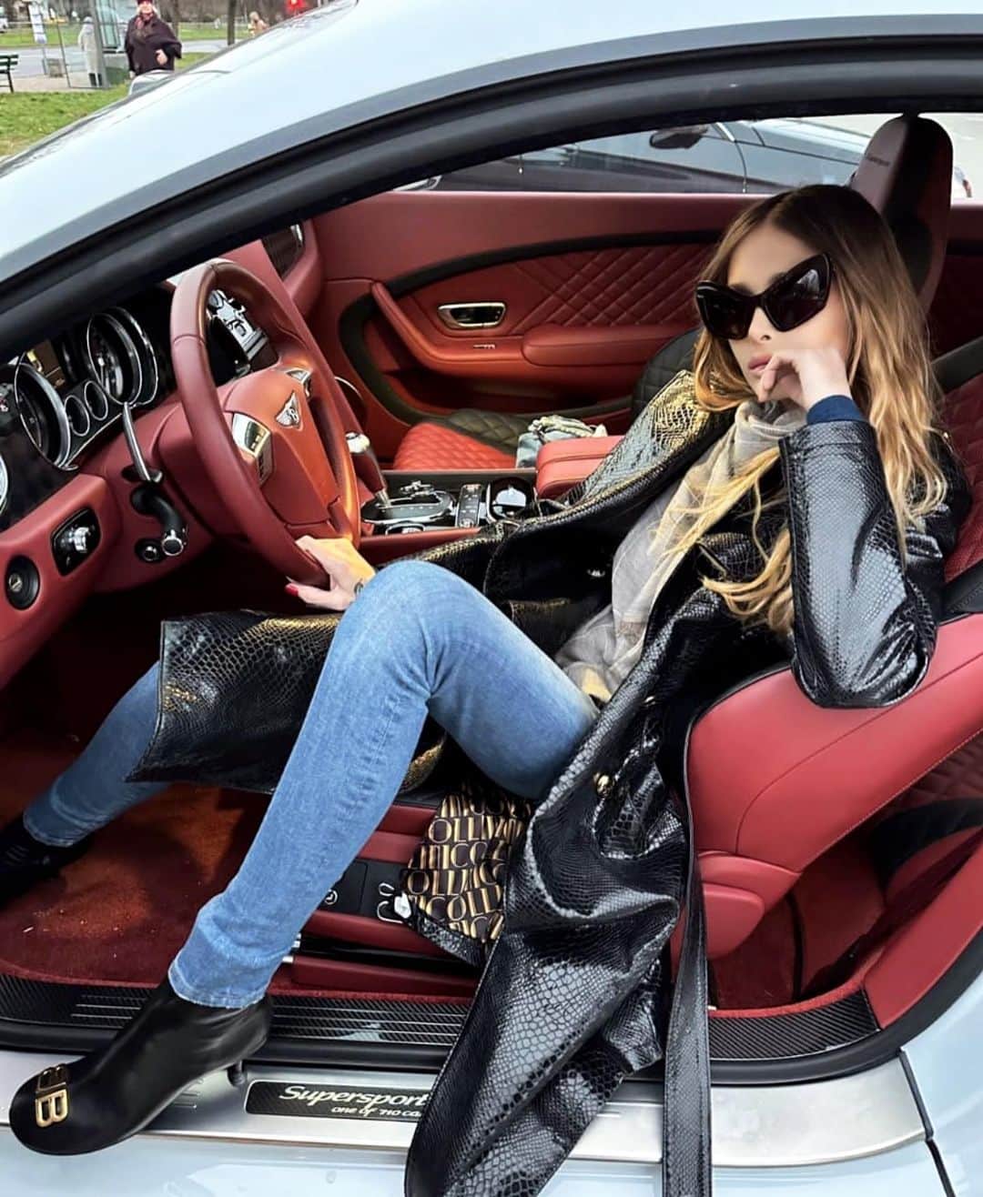 スネジャナ・オノプカさんのインスタグラム写真 - (スネジャナ・オノプカInstagram)「“I think you’re born chic. You cannot be be chic .it’s something you cannot learn “ #carineroitfeld 🖤🖤🖤」11月19日 21時08分 - snejanaonopka15