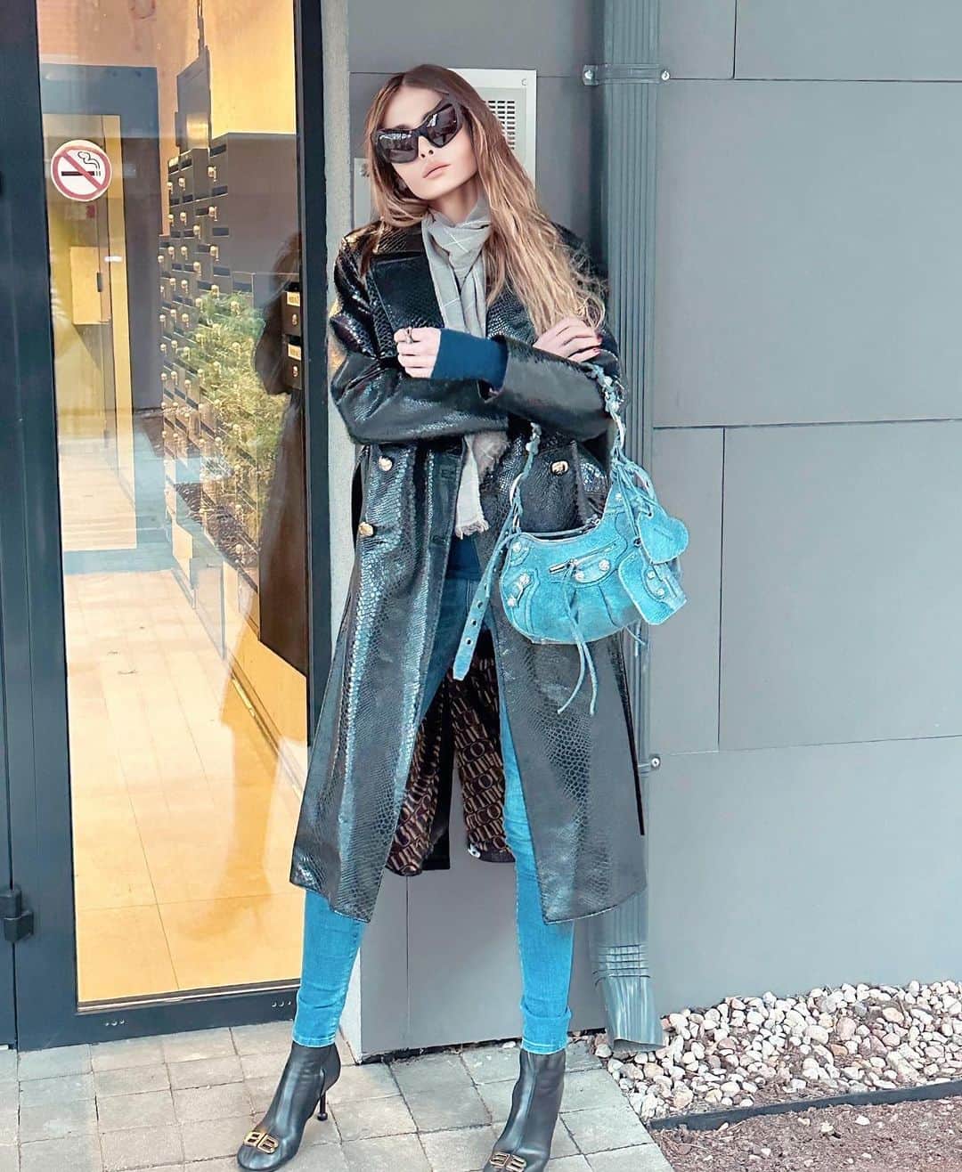スネジャナ・オノプカのインスタグラム：「“I think you’re born chic. You cannot be be chic .it’s something you cannot learn “ #carineroitfeld 🖤🖤🖤」